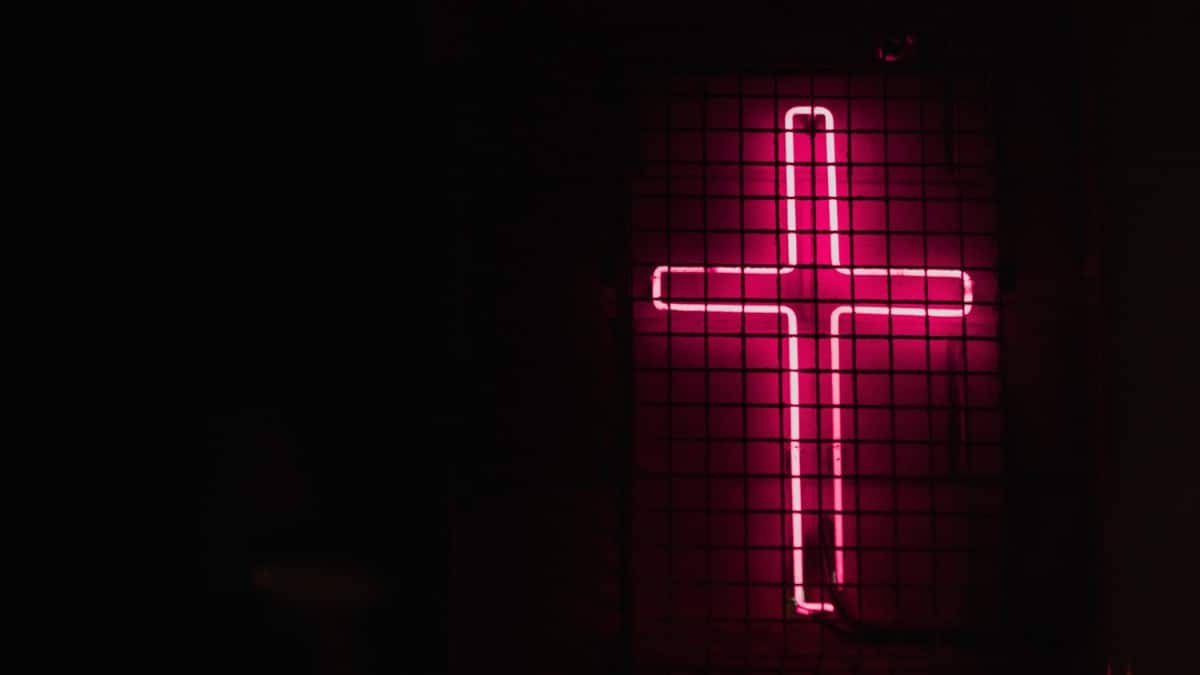 Love God With All Your Heart, glowing pink neon cross, dark grid, SD Desktop Wallpaper