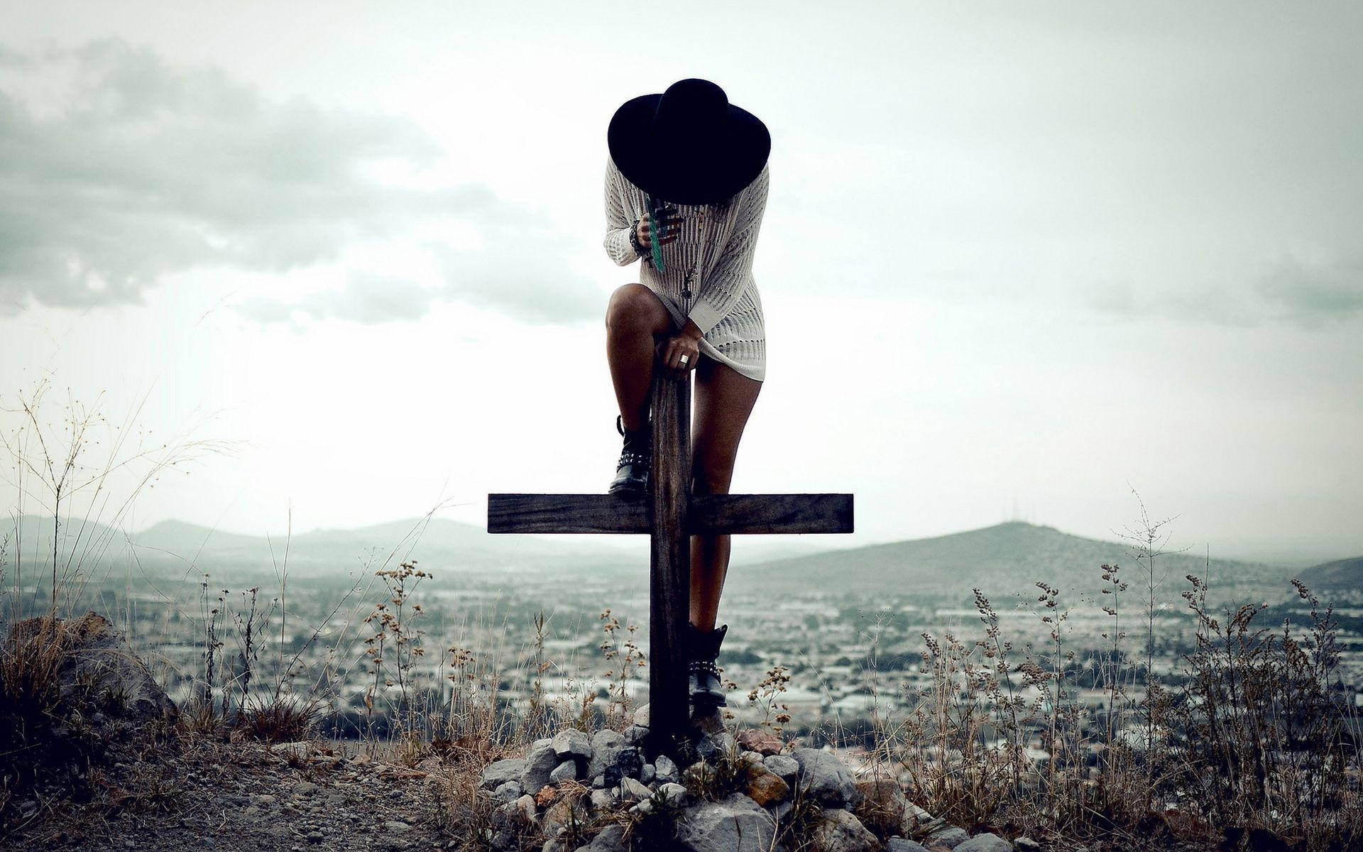 wide-brimmed hat, wooden cross, cityscape, Full HD Desktop Wallpaper