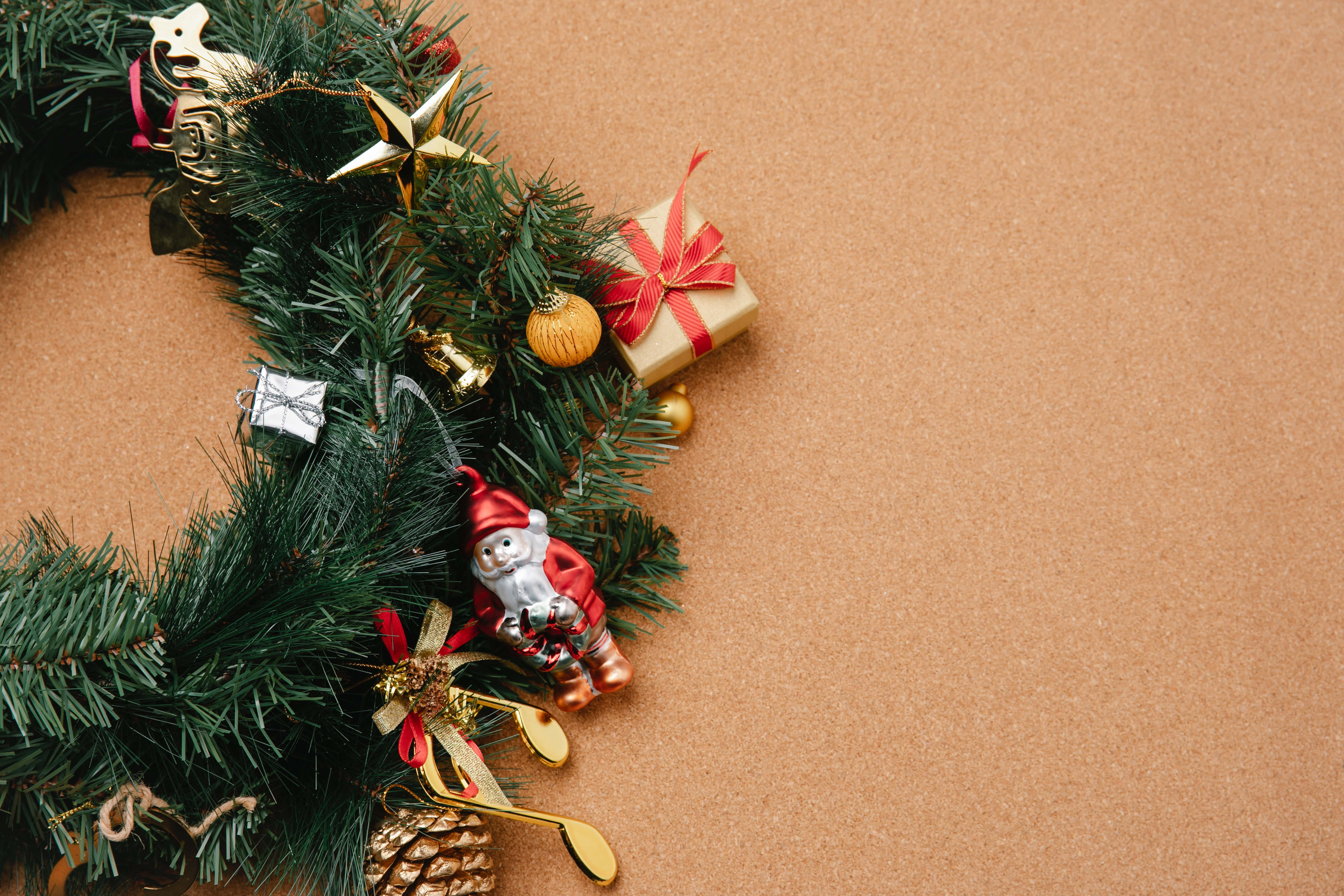 Aesthetic Christmas Wreath Laptop, Christmas wreath, gold ornaments, 4K Desktop Wallpaper
