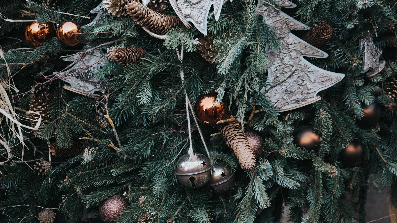 Christmas wreath, pinecones, metallic bells, HD Desktop Wallpaper