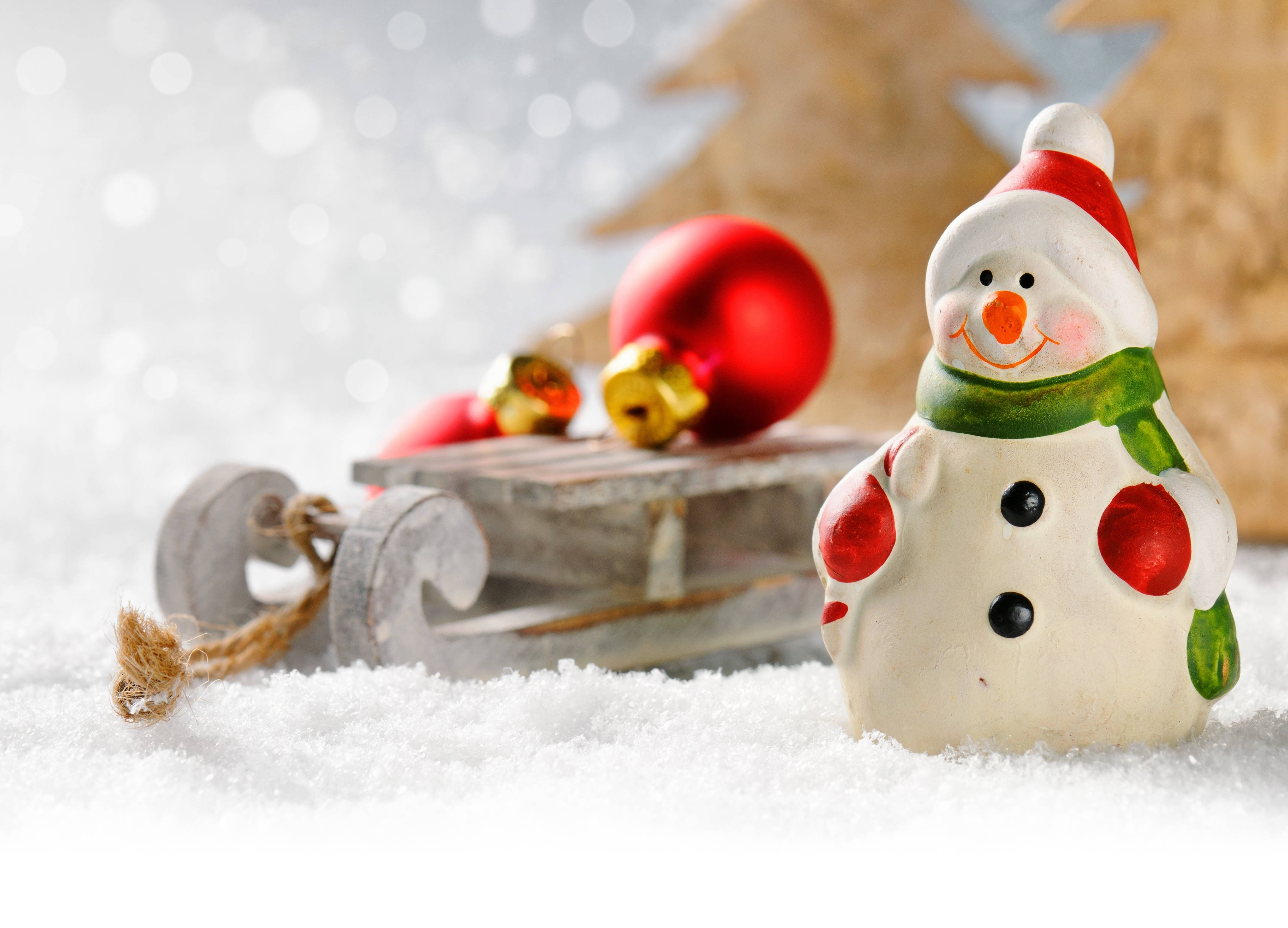 ceramic snowman, red hat, green scarf, 4K Desktop Wallpaper