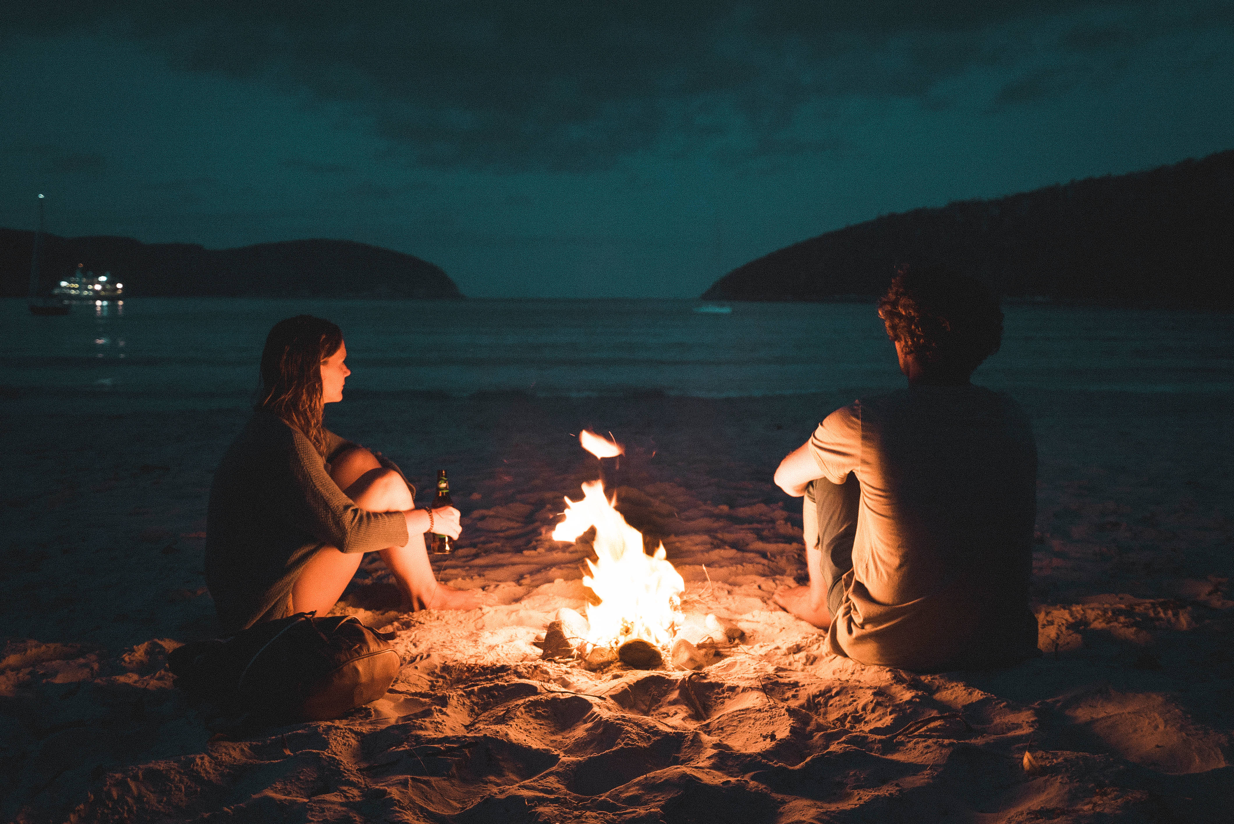couple, bonfire, sandy beach, 4K Desktop Wallpaper