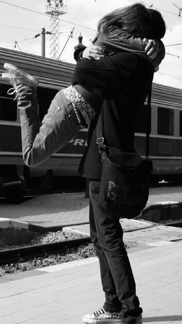 cute couple, hugging, train station platform, HD Phone Wallpaper