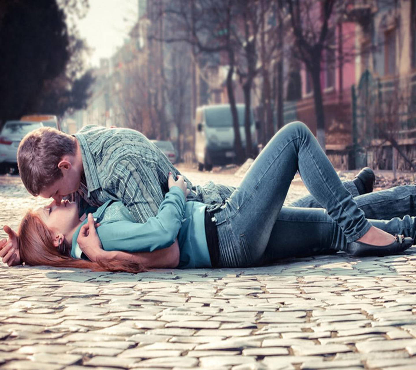 cute couple, kissing, cobblestone street, HD Desktop Wallpaper