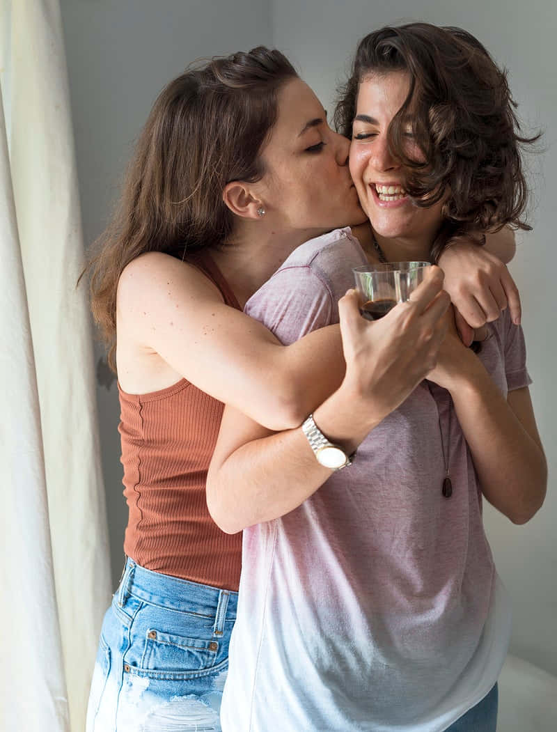 mujeres lesbianas, back hug, indoor, SD Phone Wallpaper