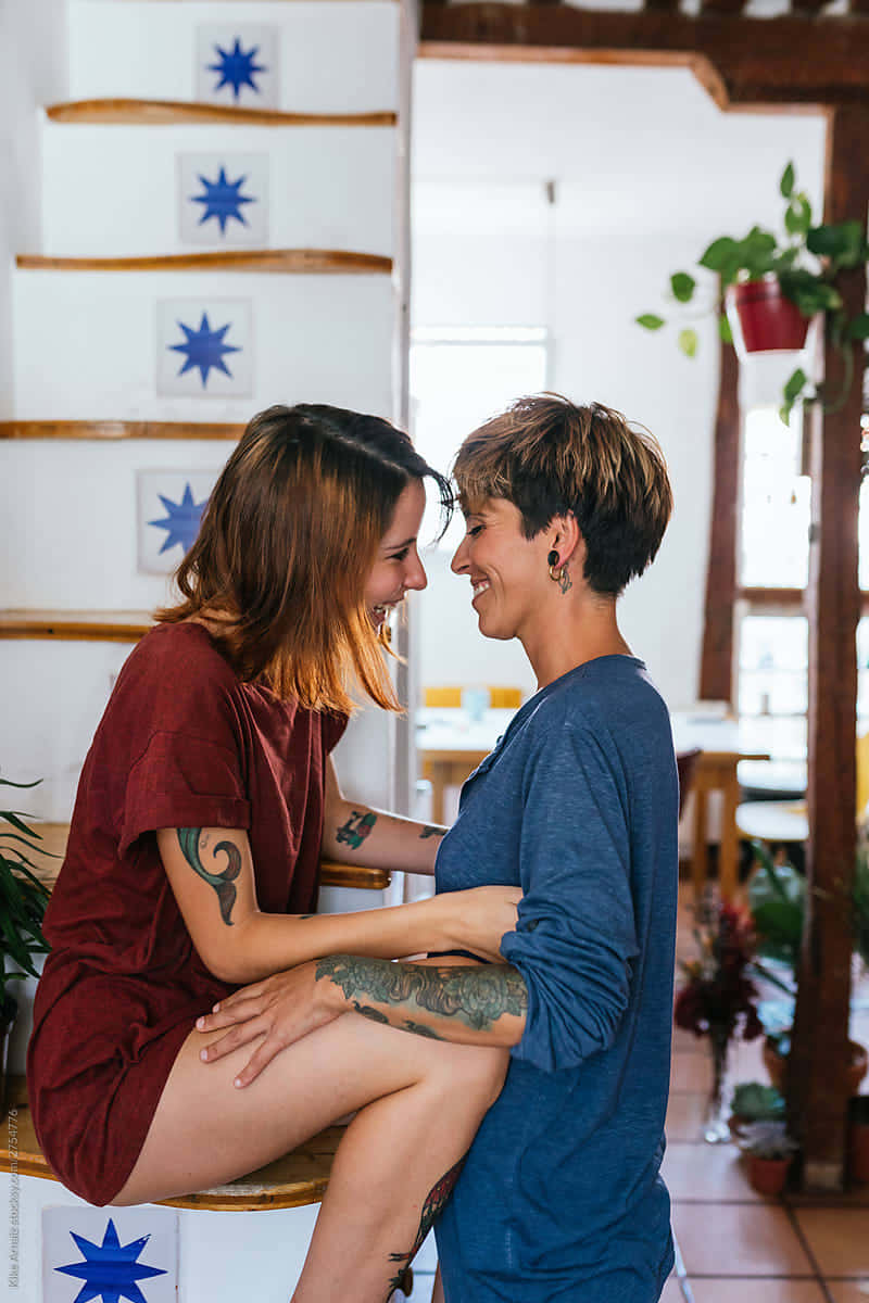 sweet mujeres lesbianas, smiling, tattoos, SD Phone Wallpaper