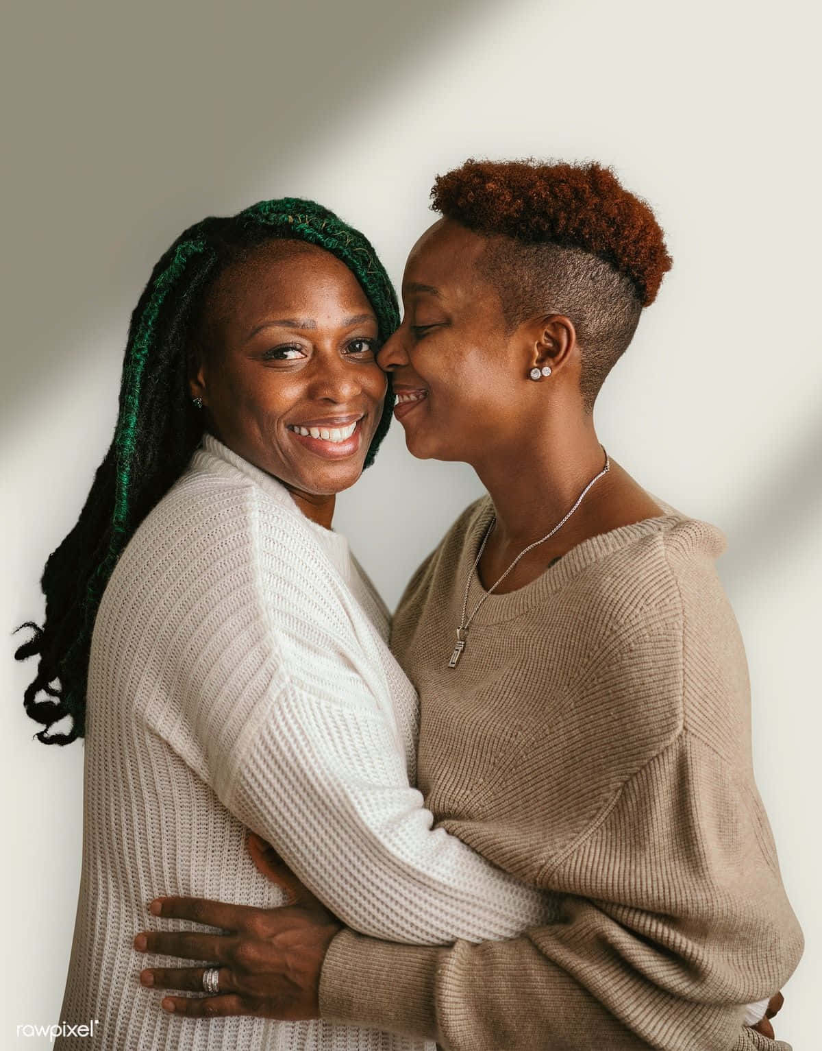 Happy Mujeres Lesbianas, green braids, short brown fade, HD Phone Wallpaper