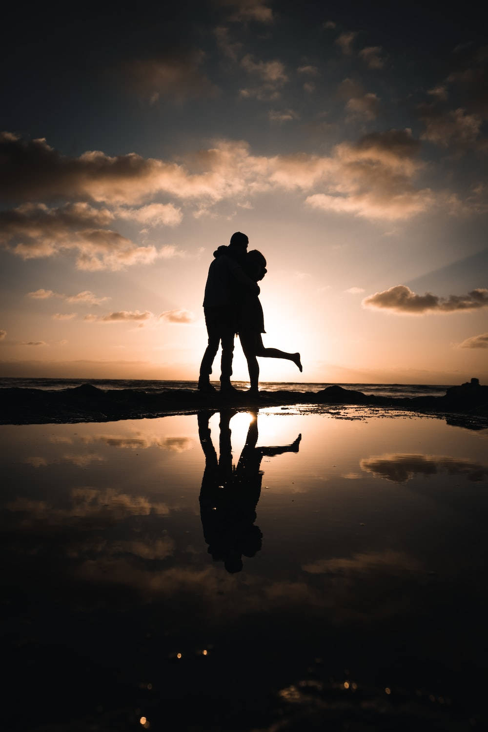 silhouetted couple, beach, sunset, HD Phone Wallpaper