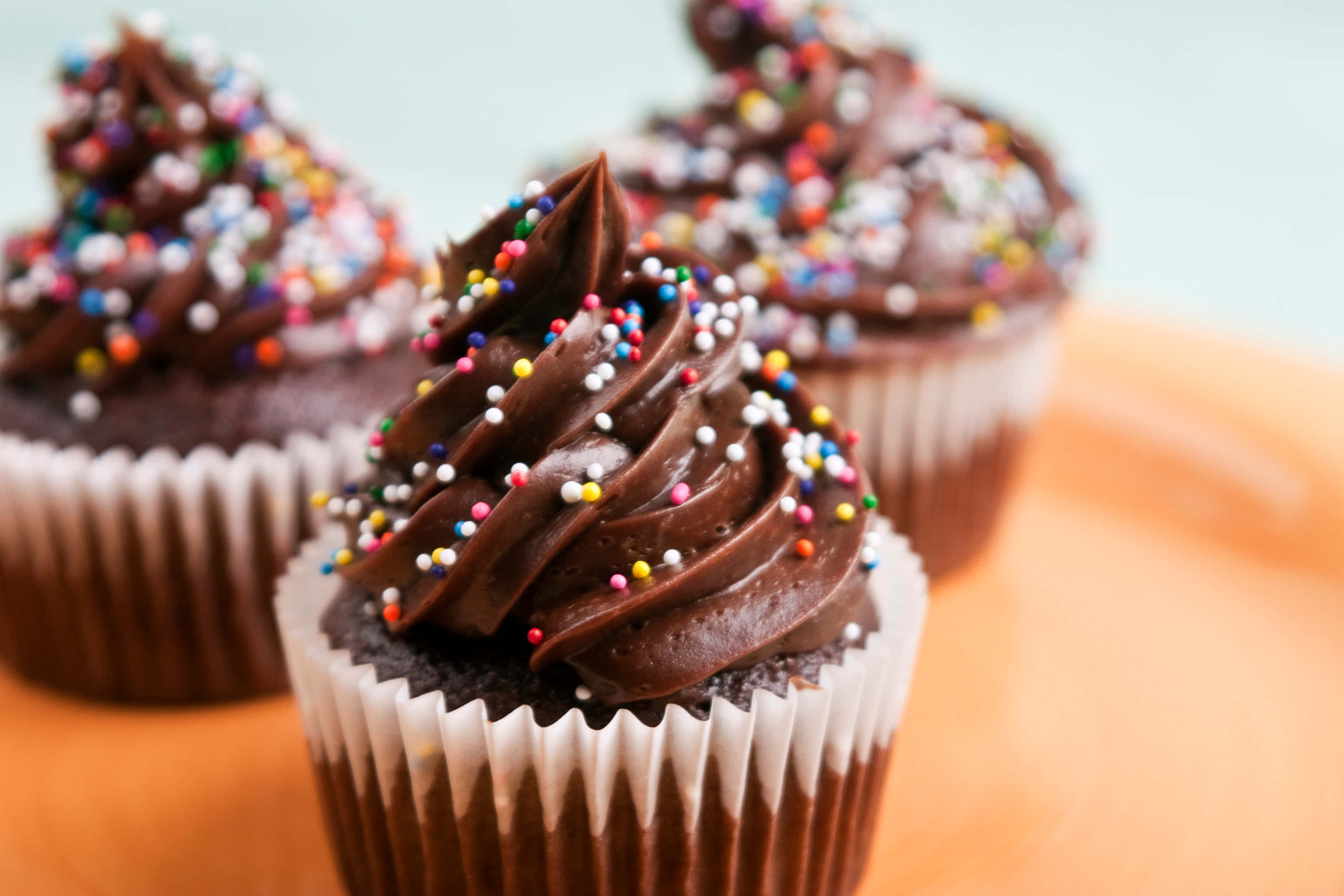 cute cupcake, chocolate cupcakes, rich frosting, 2K Desktop Wallpaper