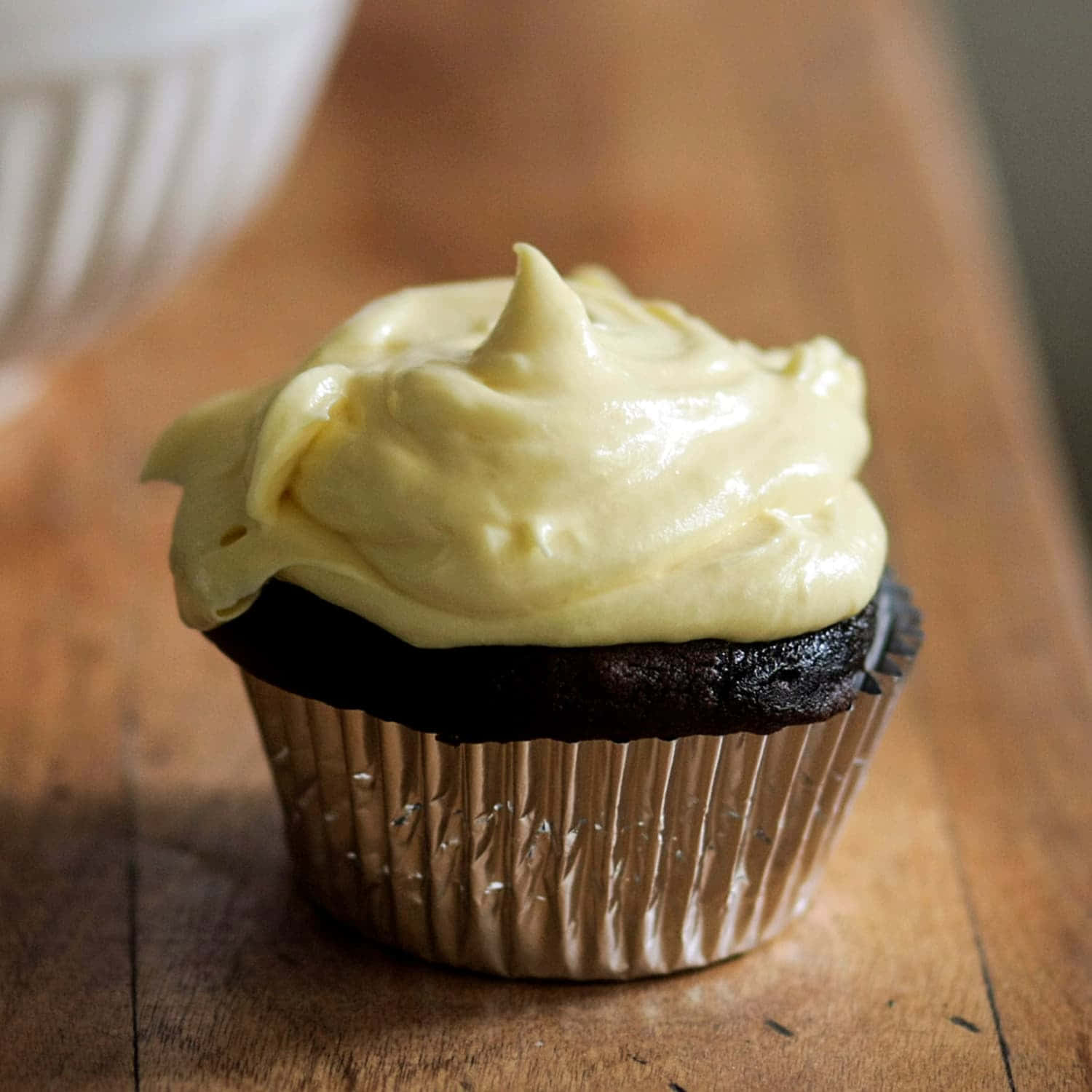 buttercream, golden cupcake, rich chocolate cupcake, HD Desktop Wallpaper