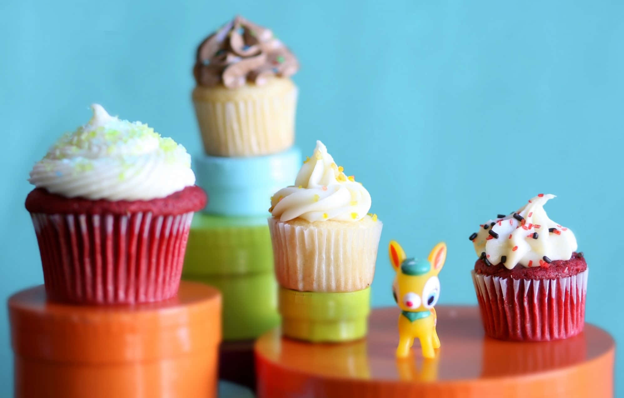 yummy cream topped cupcakes, sprinkles, toy deer, Full HD Desktop Wallpaper