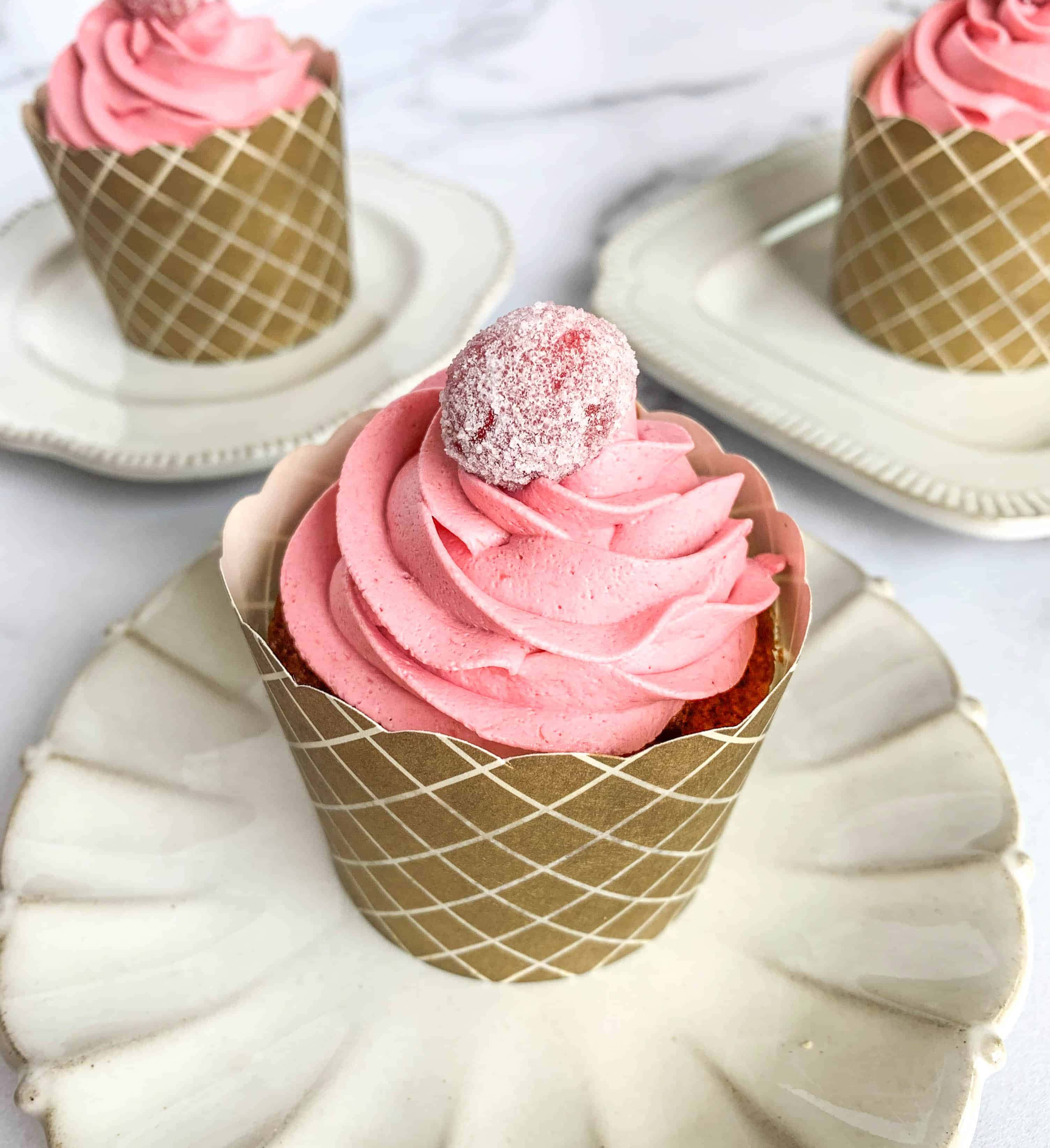 pink cupcakes, gold lattice liners, white scalloped plates, 2K Phone Wallpaper