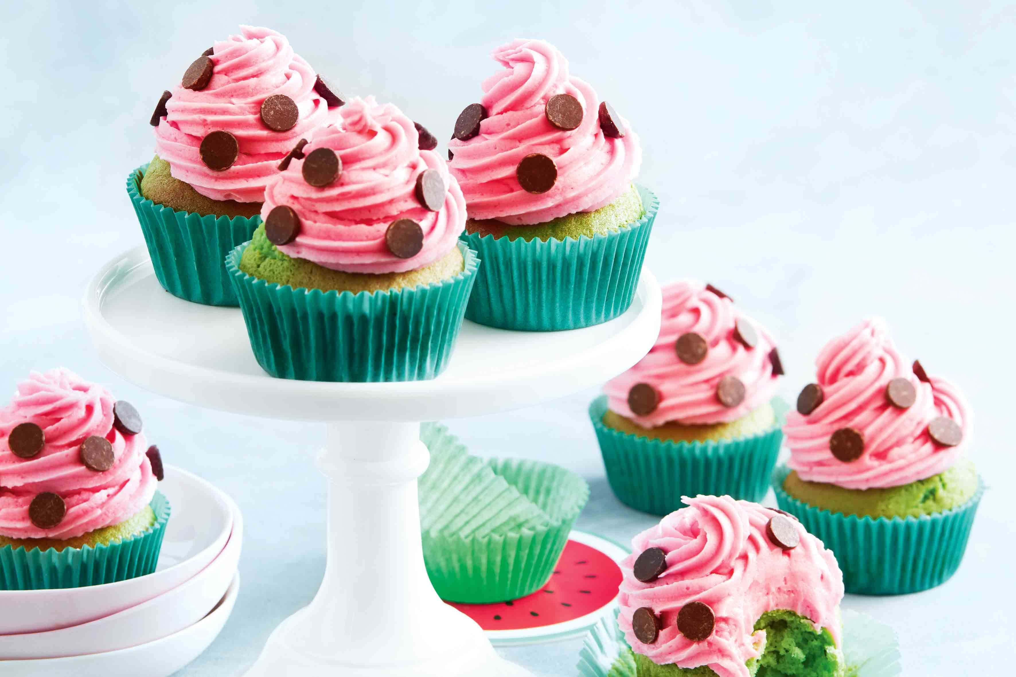 pink cupcakes, pink frosting, chocolate chips, 2K Desktop Wallpaper