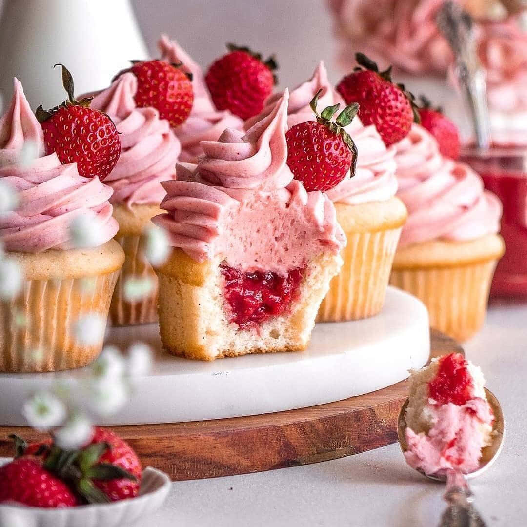strawberry cupcakes, pink frosting, fresh whole strawberries, SD Desktop Wallpaper