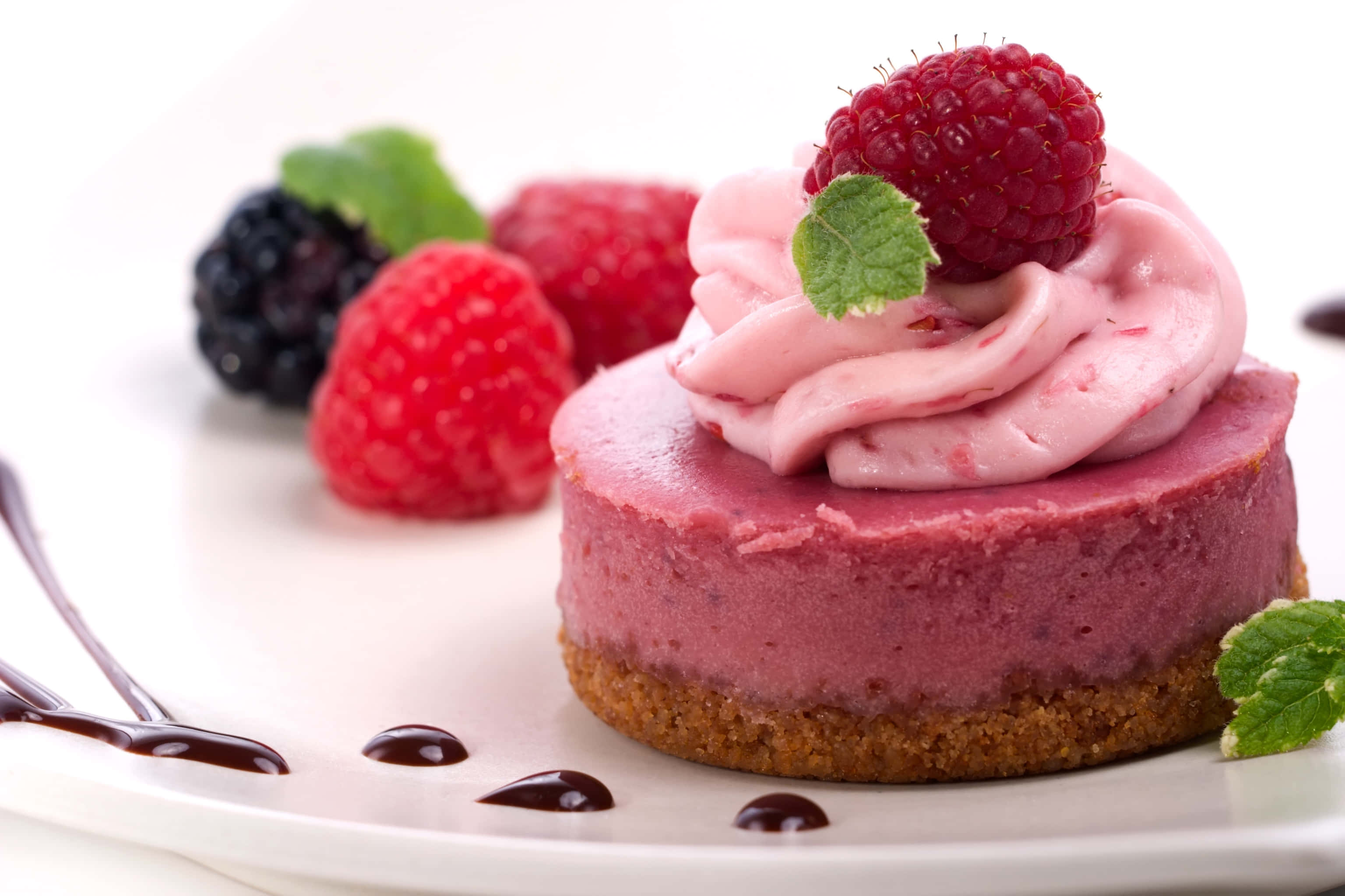 pink raspberry cheesecake, whipped cream, fresh berries, 2K Desktop Wallpaper