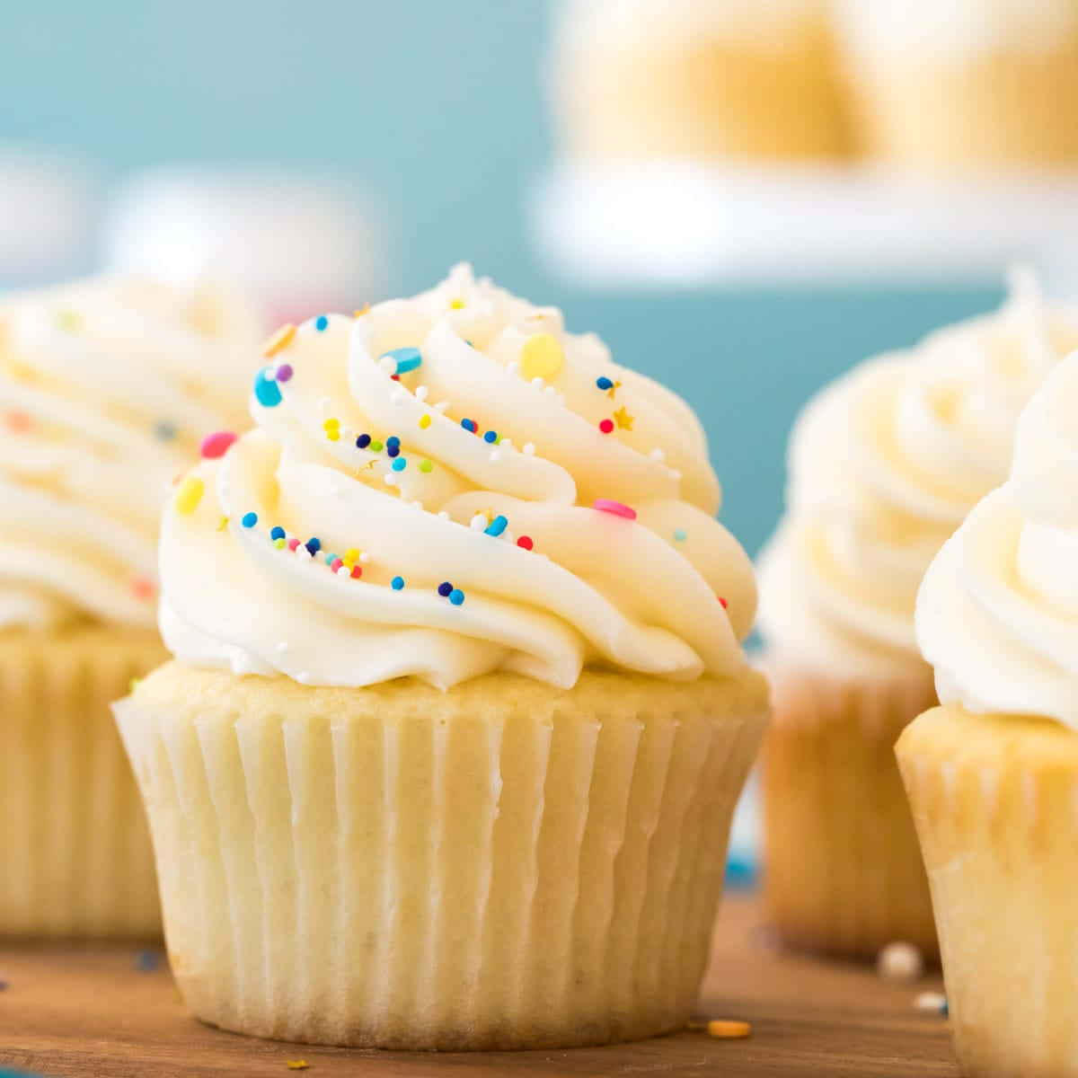 Buttercream, vanilla cupcakes, white frosting, SD Desktop Wallpaper