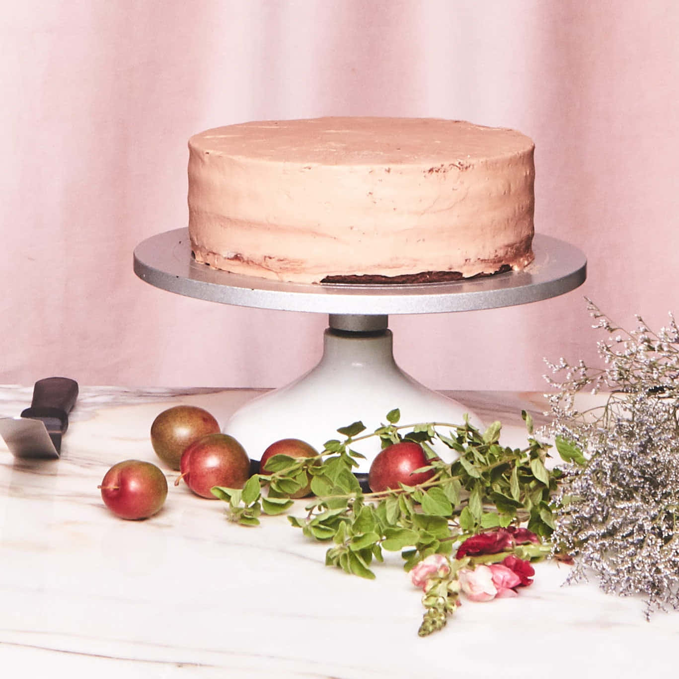 buttercream, pink frosted cake, white pedestal, HD Desktop Wallpaper