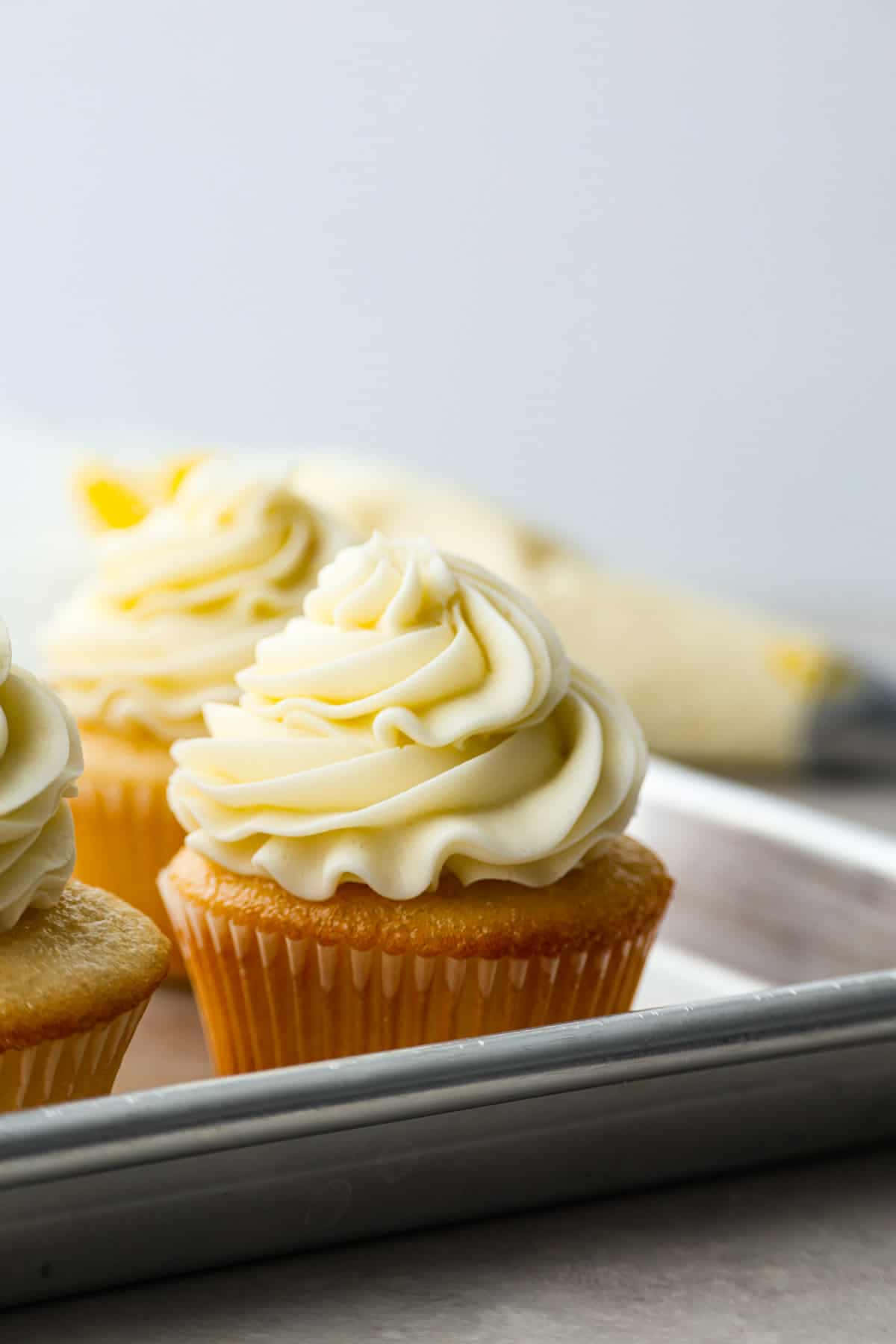 buttercream, golden cupcakes, vanilla frosting, HD Phone Wallpaper