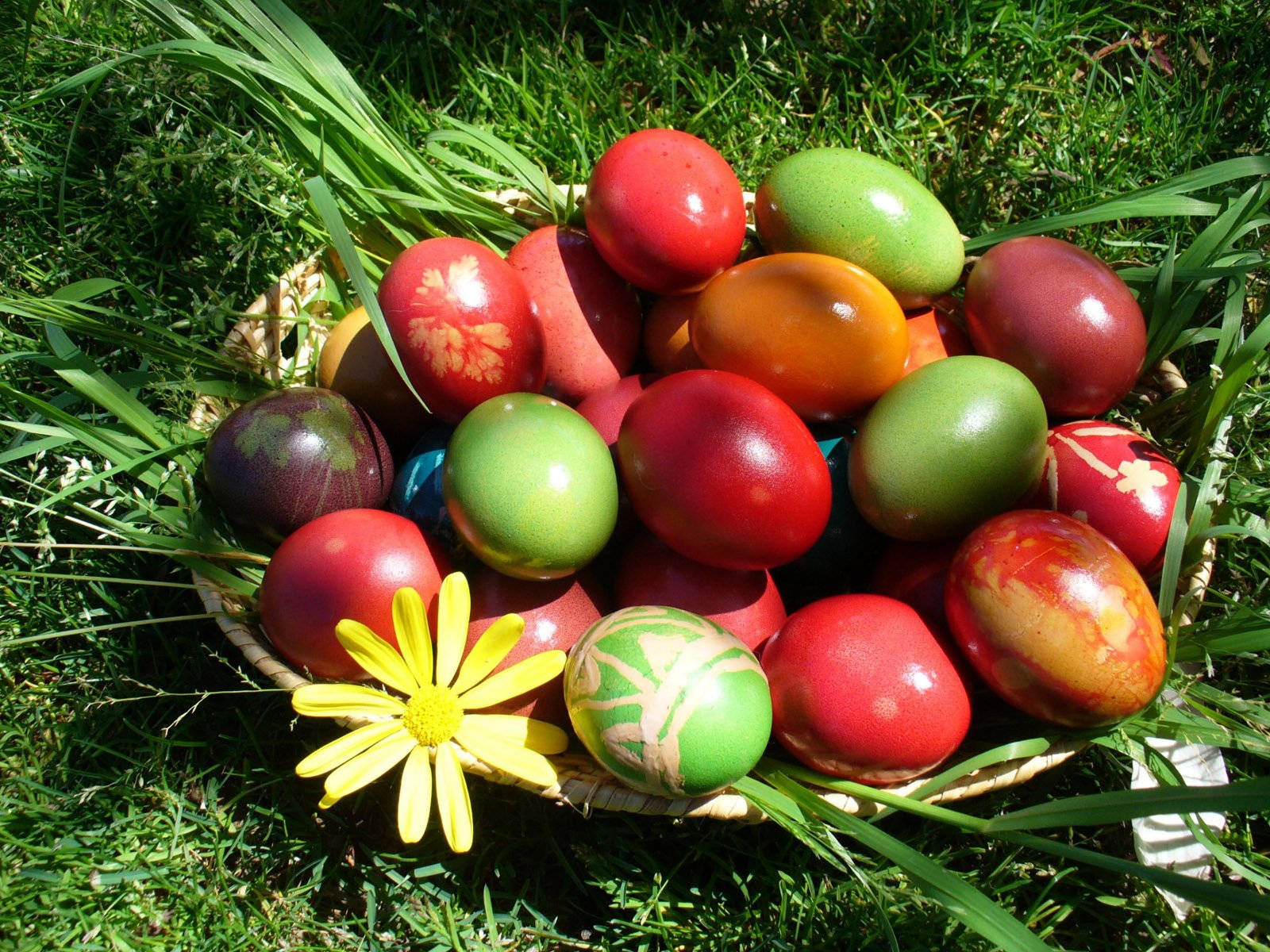 Cute Easter Basket, woven basket, vibrantly dyed Easter eggs, HD Desktop Wallpaper
