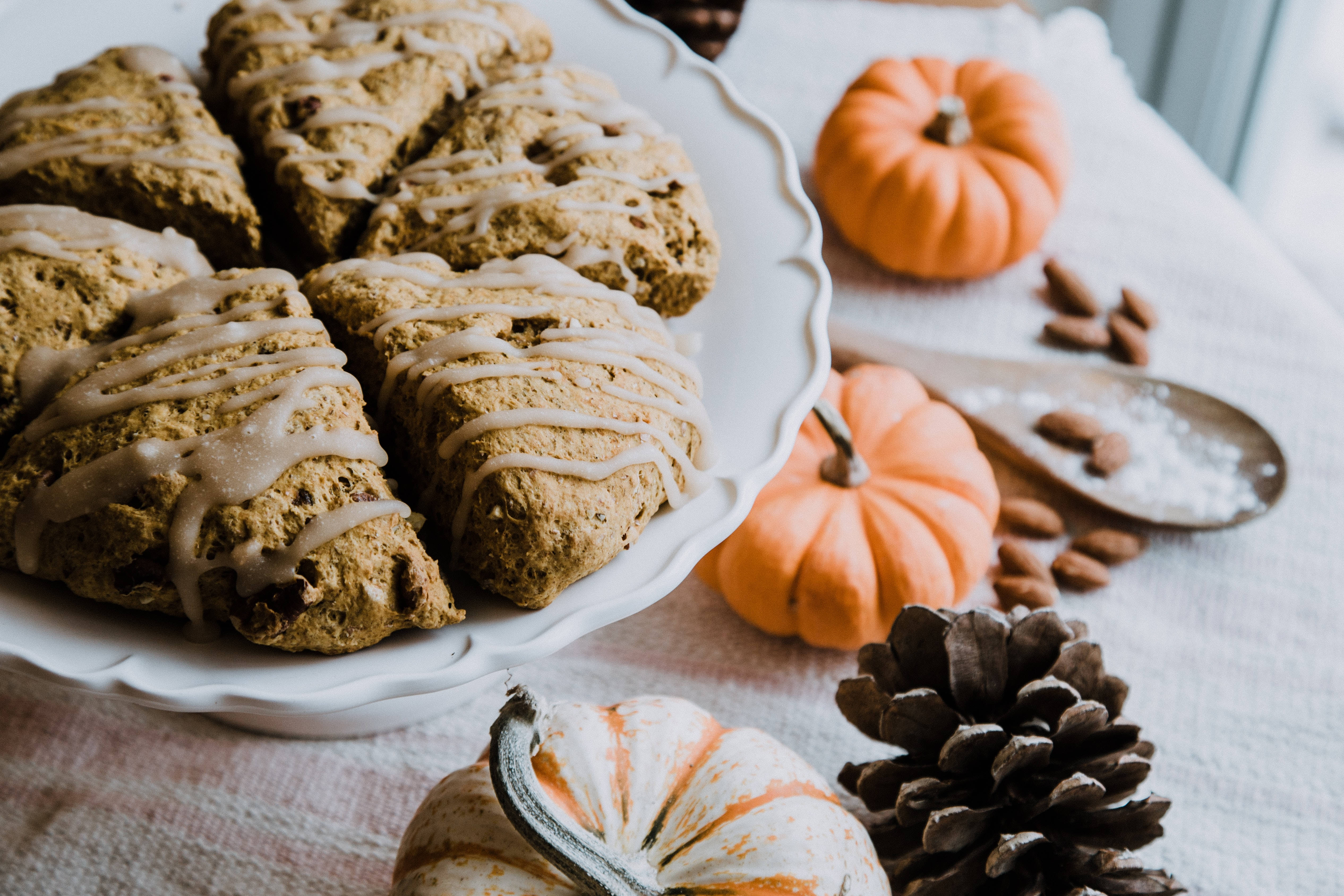 pumpkin scones, maple glaze, white plate, 4K Desktop Wallpaper