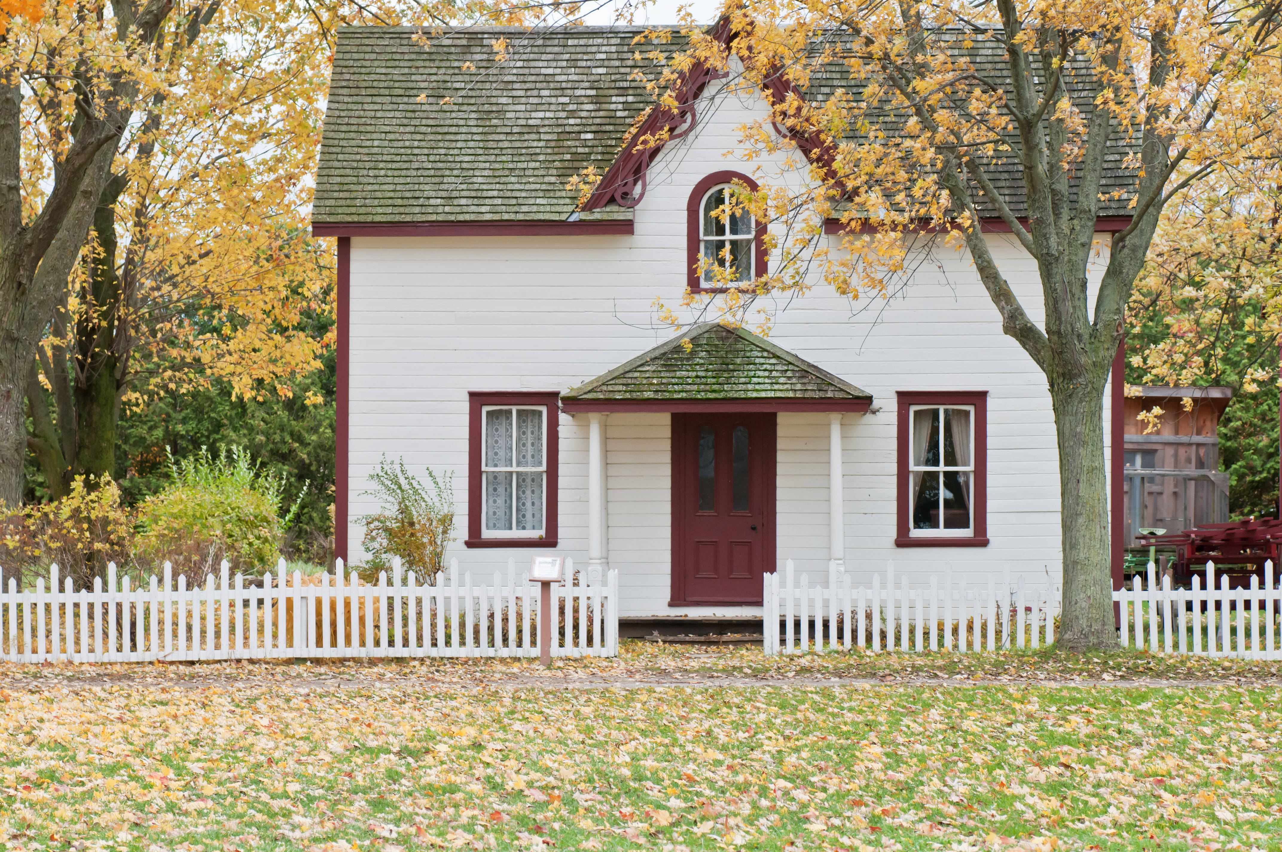 white cottage, red trim, picket fence, 4K Desktop Wallpaper