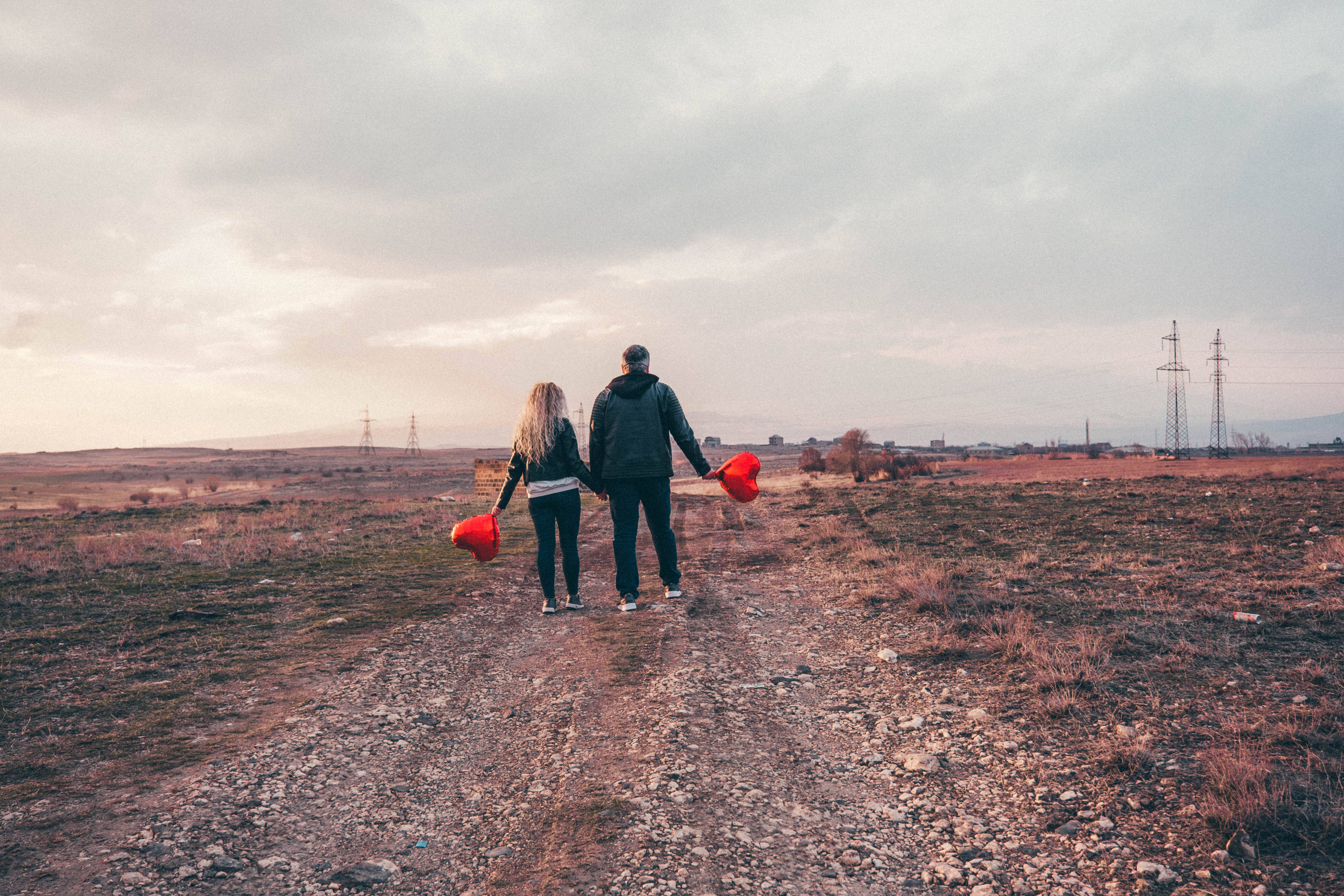 couple, red balloons, gravel path, 5K Desktop Wallpaper