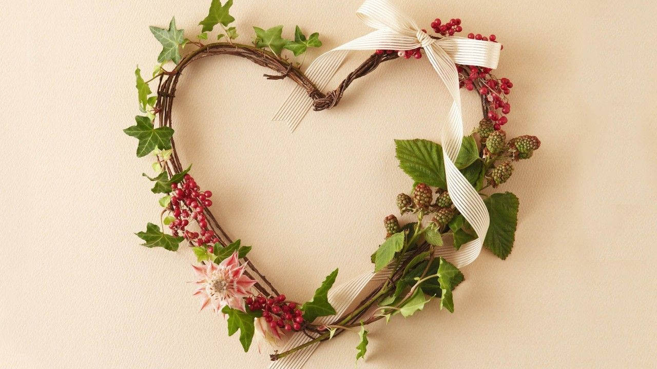 cute heart wedding wreath, rustic heart-shaped wreath, ivy red berries, HD Desktop Wallpaper