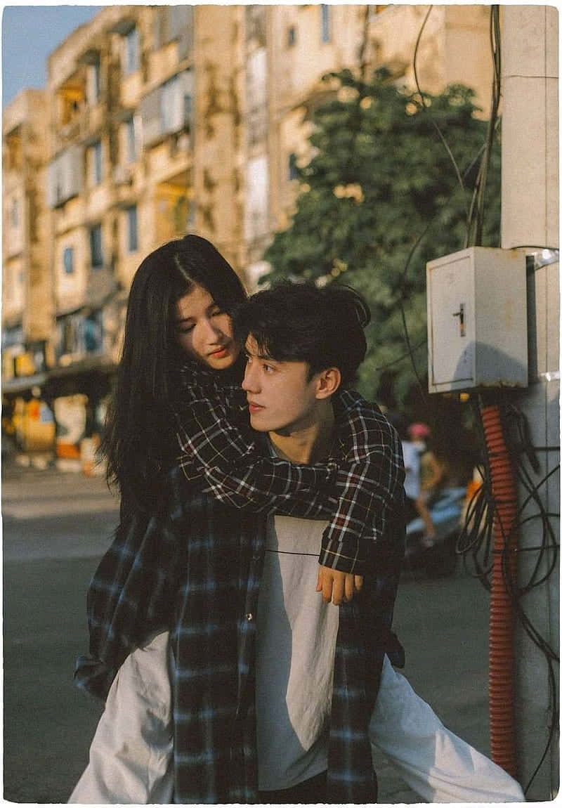 Cute Korean couple, piggyback ride, sunlit urban street, SD Phone Wallpaper