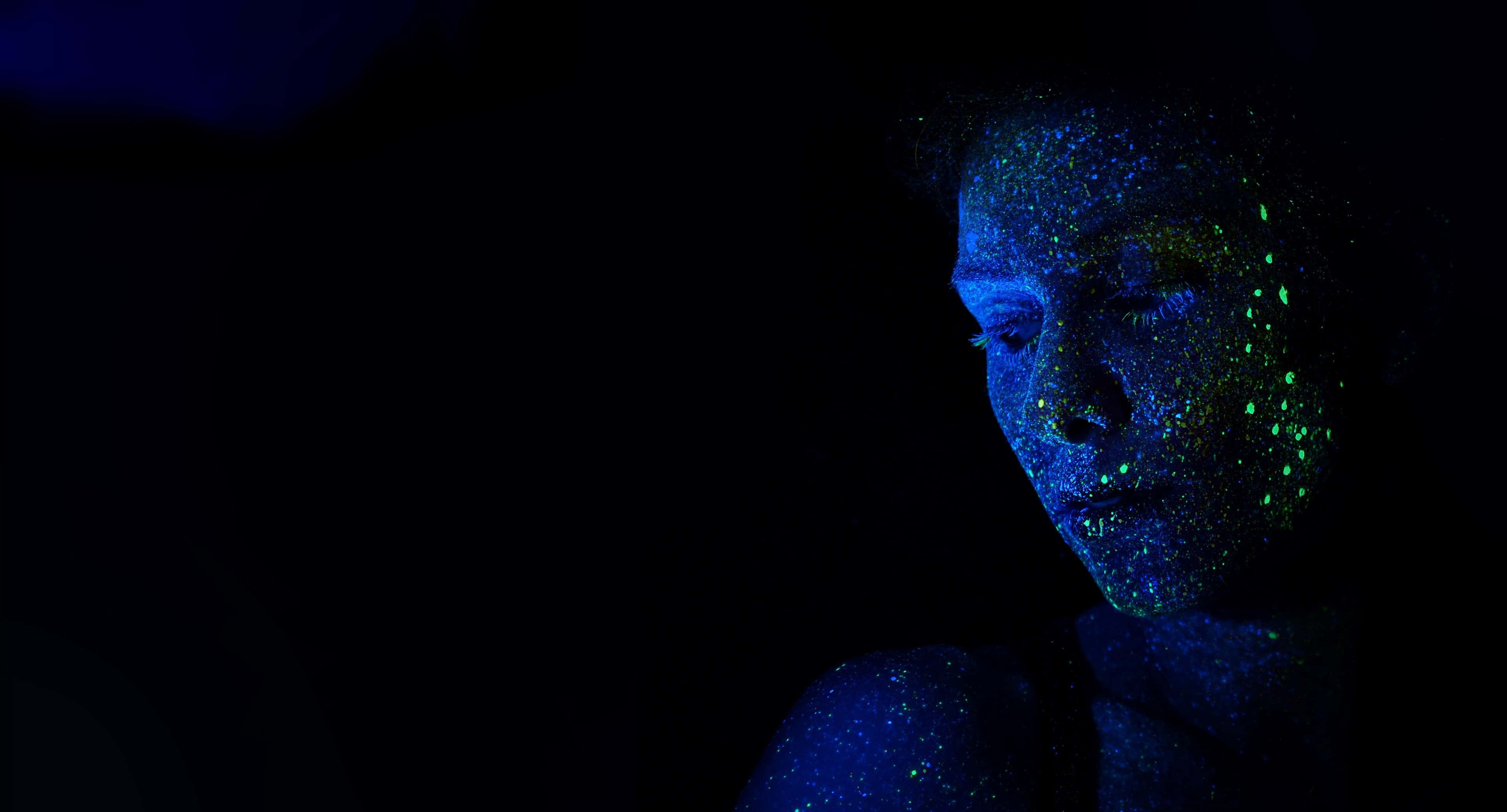 glowing blue skin, vibrant blue and green glitter, blacklight, 4K Desktop Wallpaper