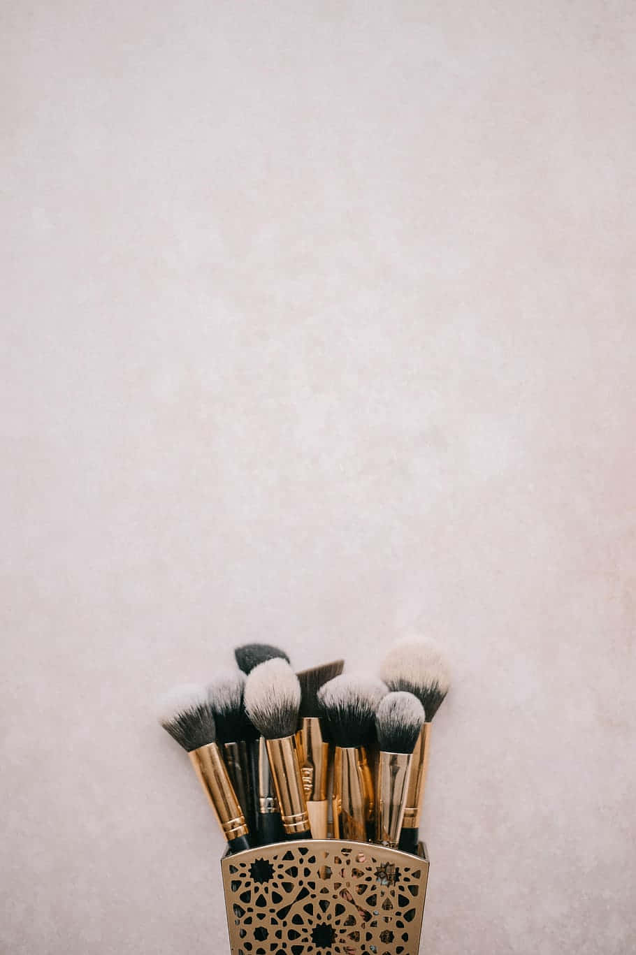 elegant makeup brushes set, gold handles, black bristles, HD Phone Wallpaper