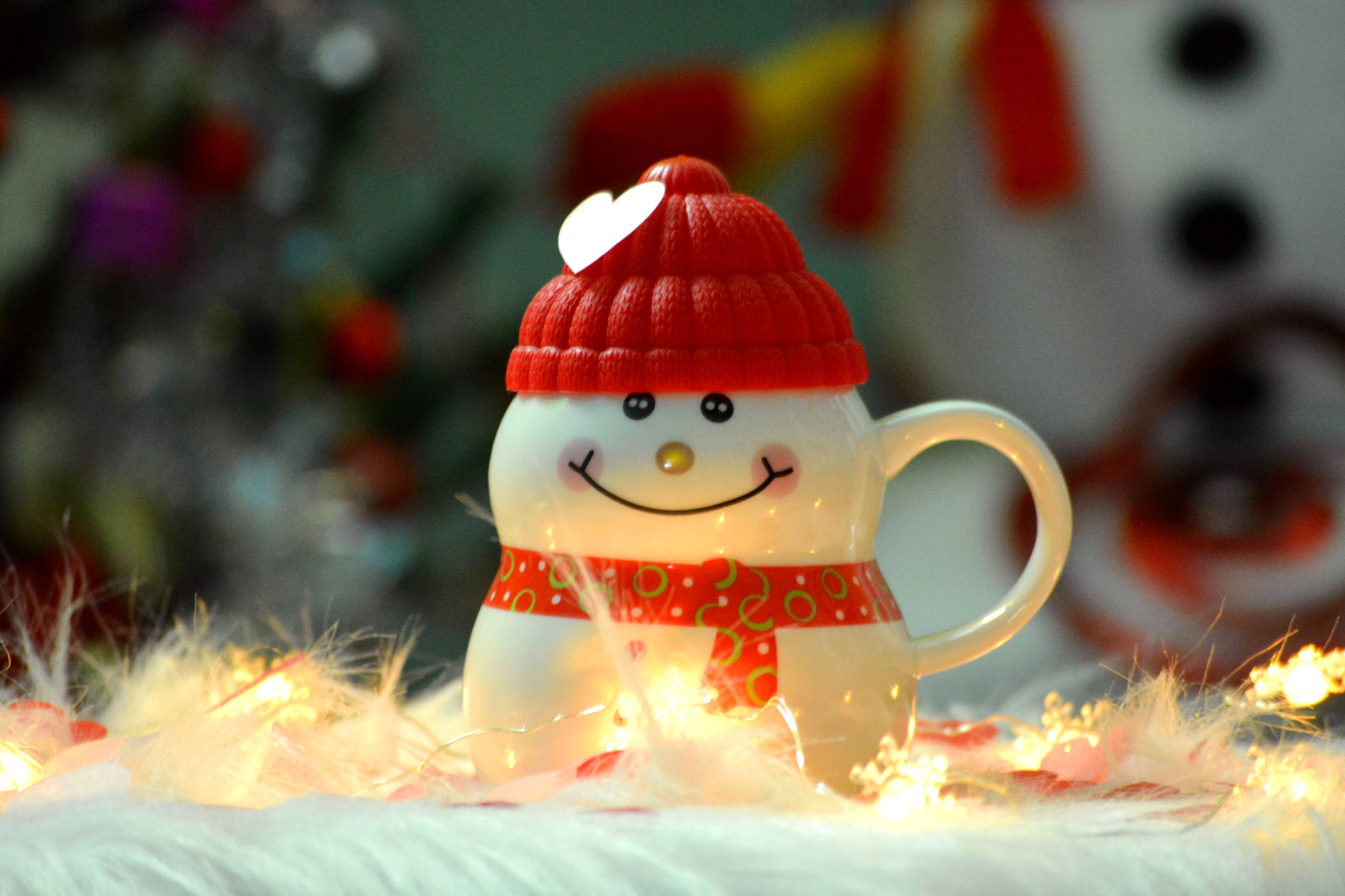 Cute Merry Christmas Snowman Cup, red knit hat, scarf, 4K Desktop Wallpaper