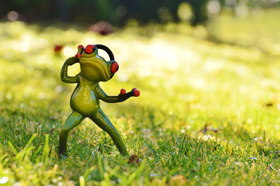 cute music lover frog figure, glossy green frog figurine, red eyes, SD Desktop Wallpaper