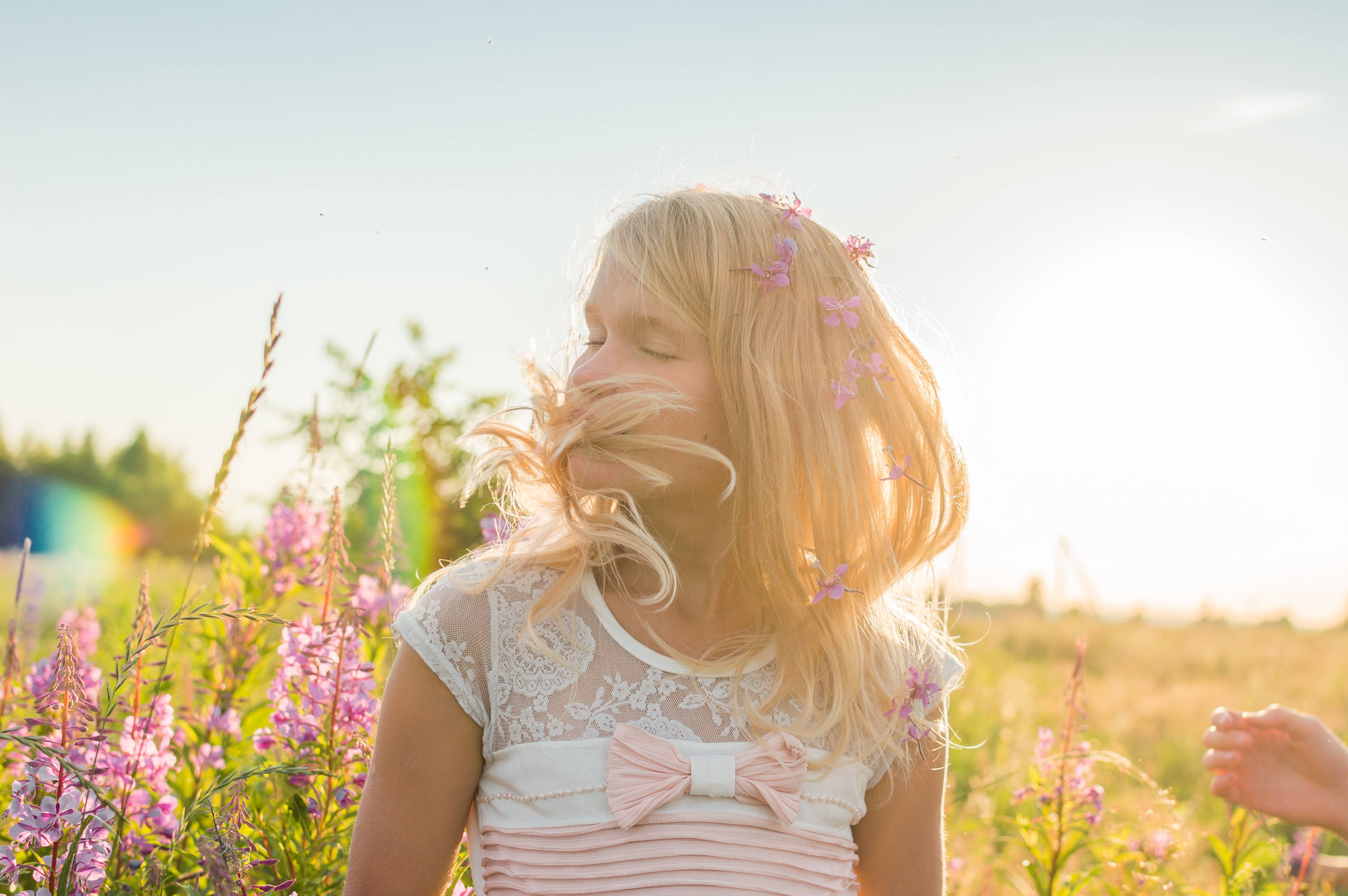 young girl, blonde hair, pink flowers, 4K Desktop Wallpaper