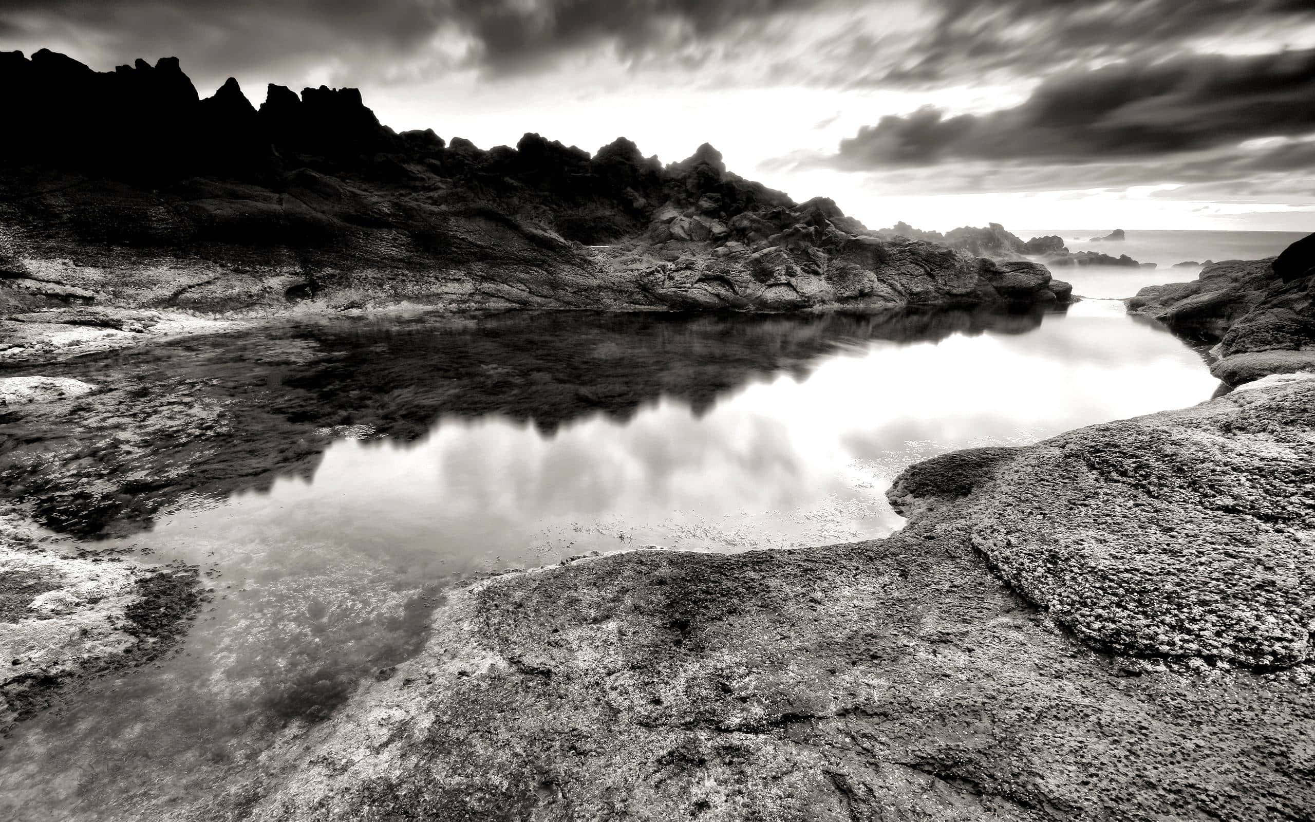 monochrome, jagged rocks, calm tidal pool, 2K Desktop Wallpaper