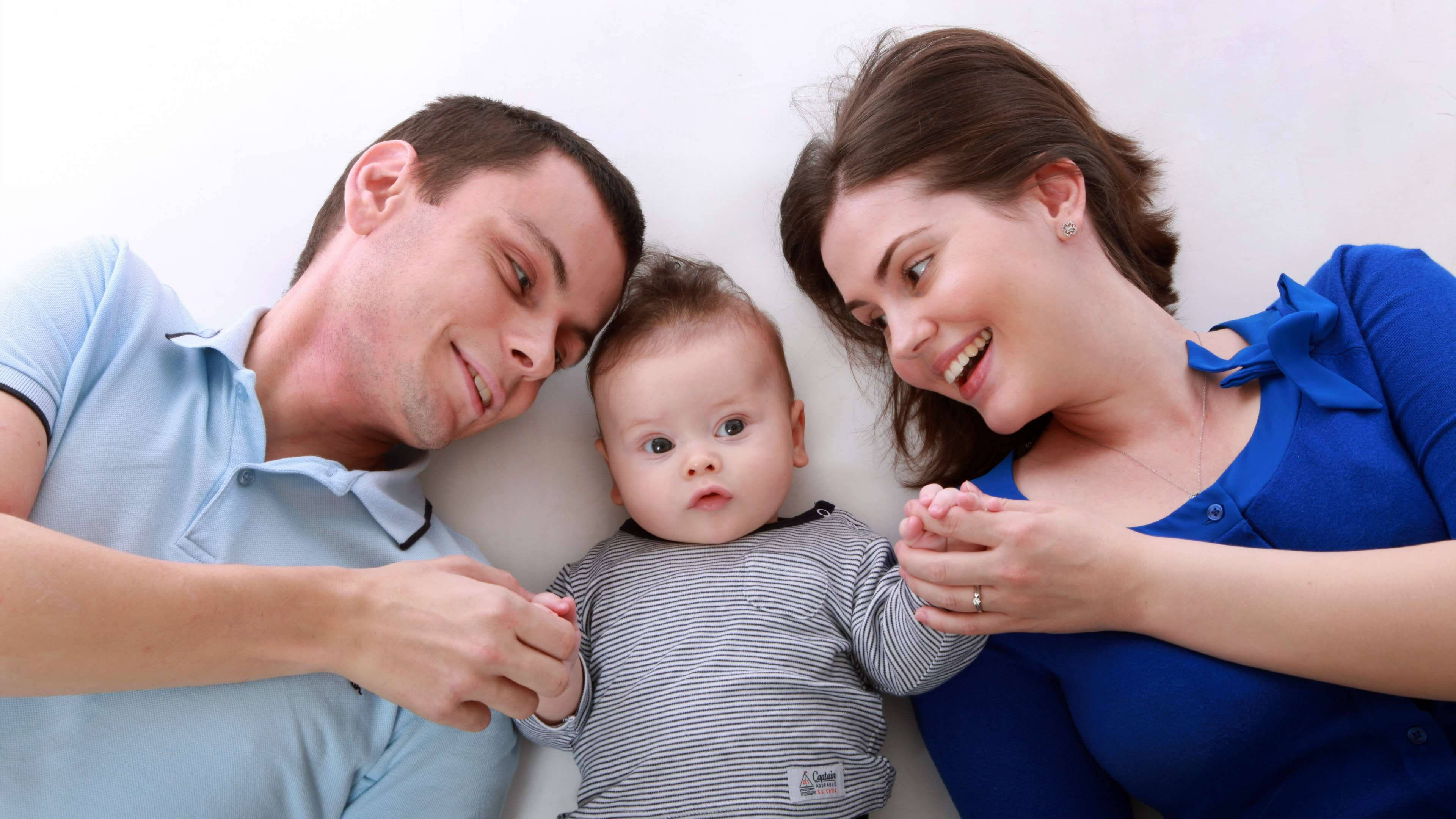 expressive baby, cute smile, family of three, 4K Desktop Wallpaper