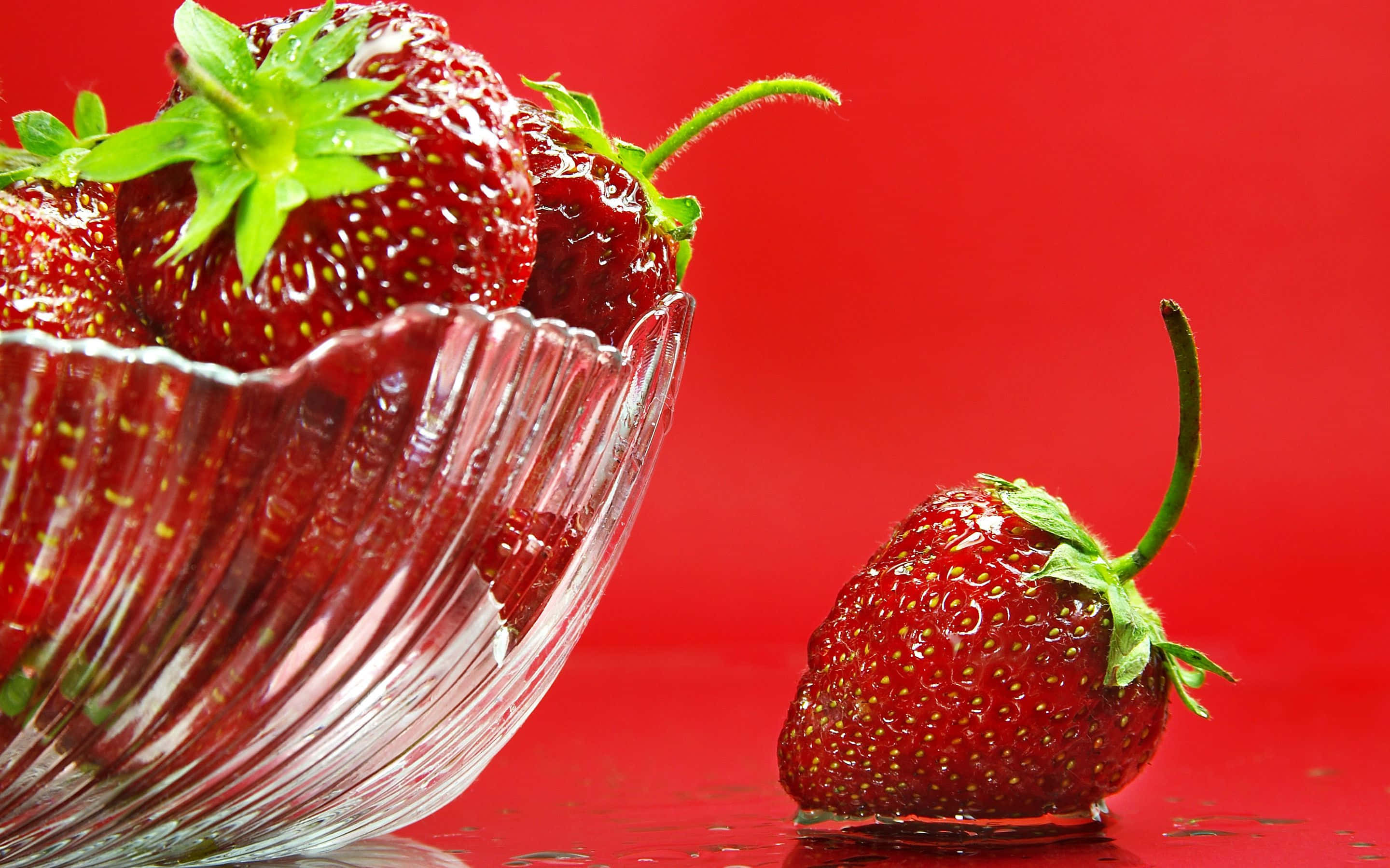 cute strawberry, juicy ripe strawberries, glass bowl, 2K Desktop Wallpaper