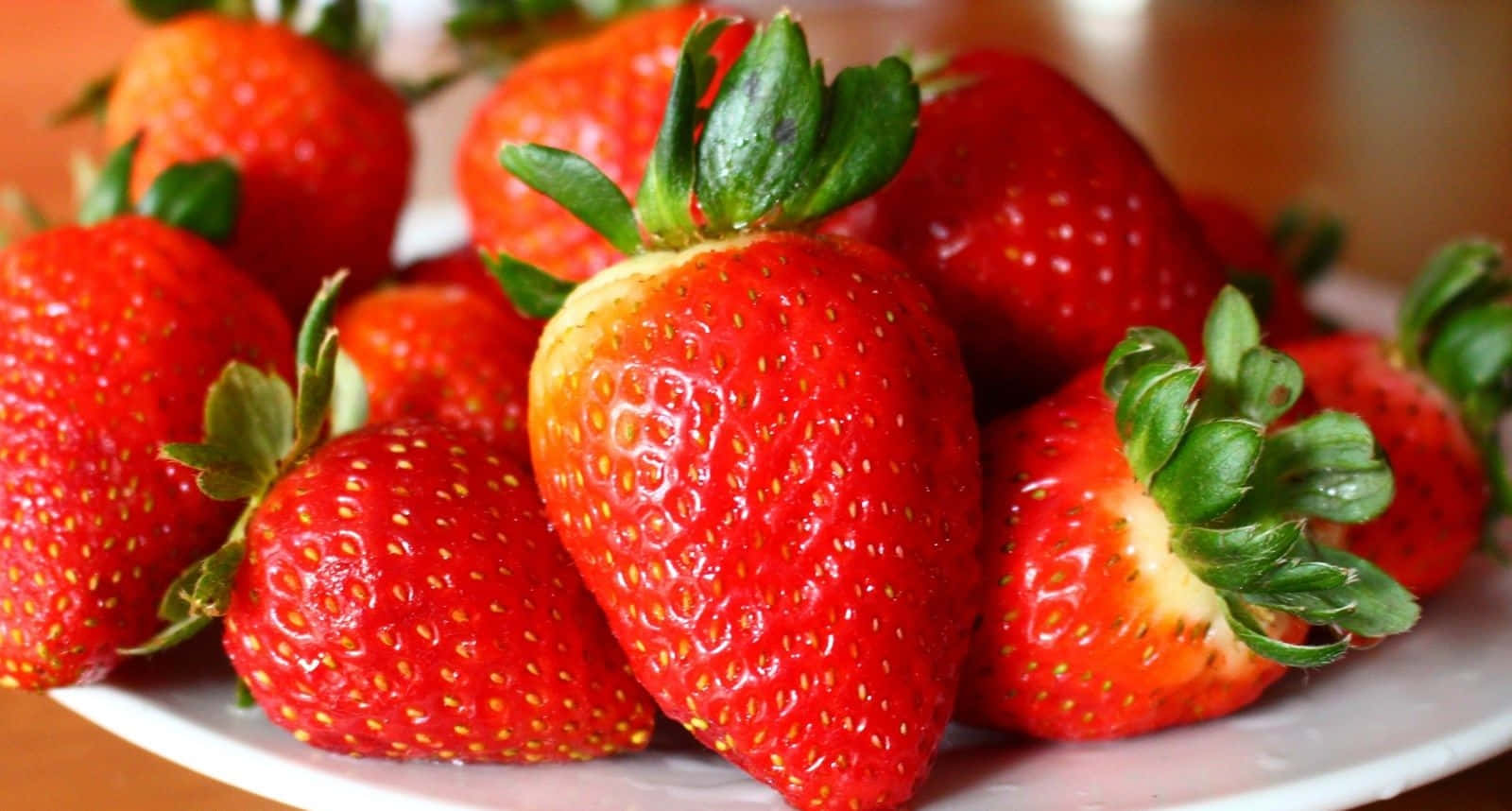 strawberries, white plate, warm light, HD Desktop Wallpaper