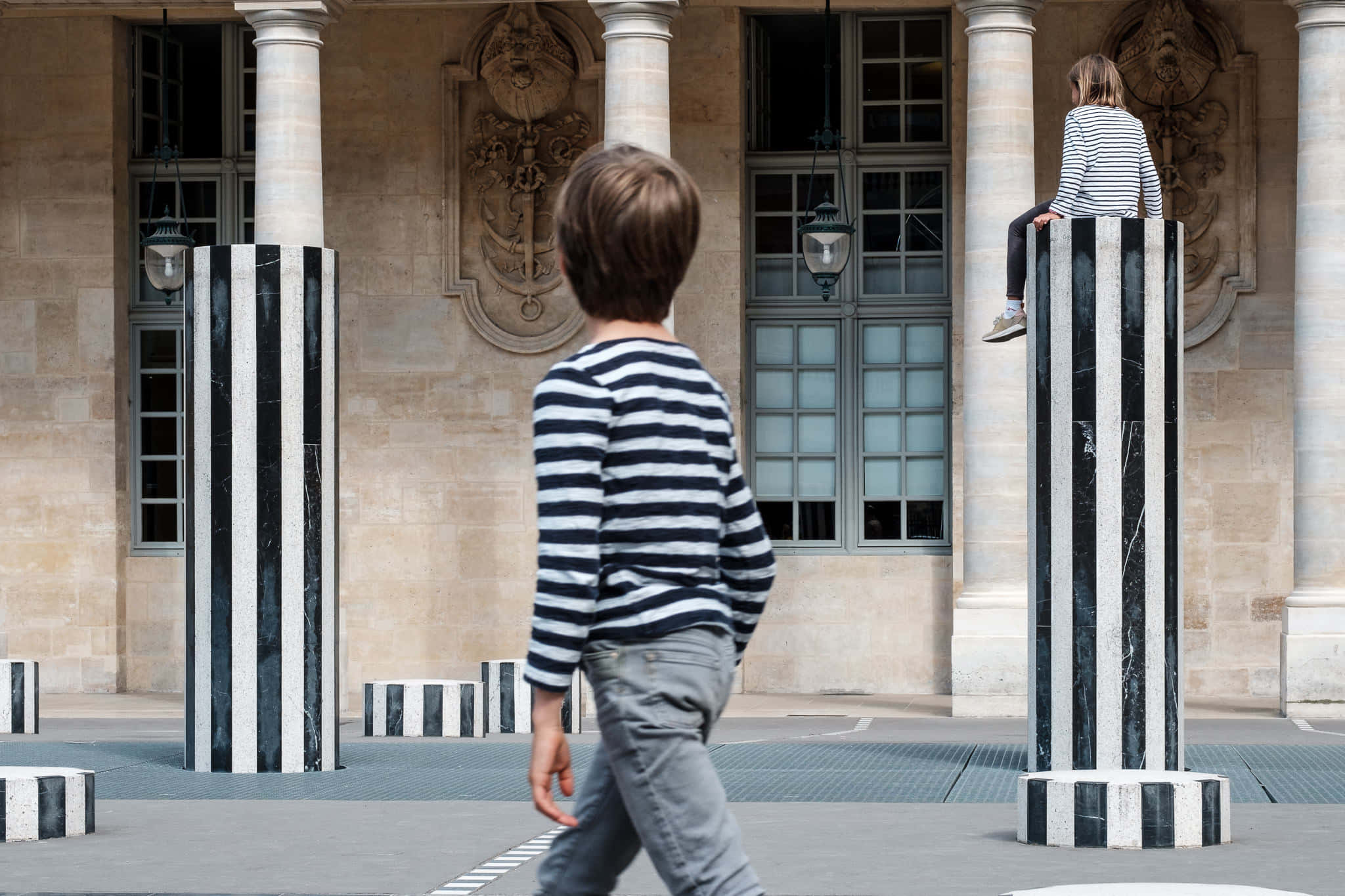 striped shirts, black and white striped pillars, grand stone building facade, Full HD Desktop Wallpaper