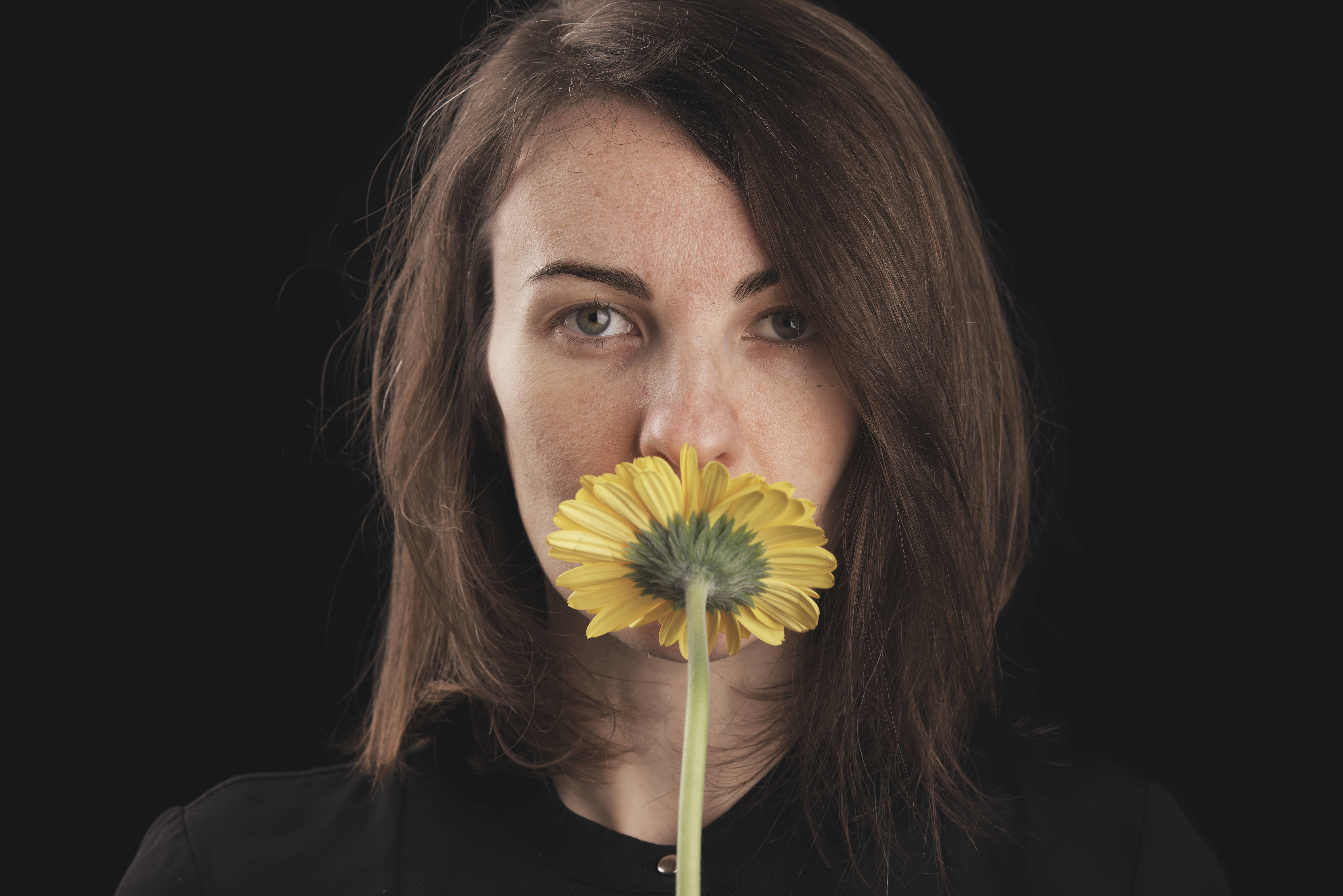 Cute Valentine's Day Flower KIss, brown hair, yellow daisy, 8K Desktop Wallpaper