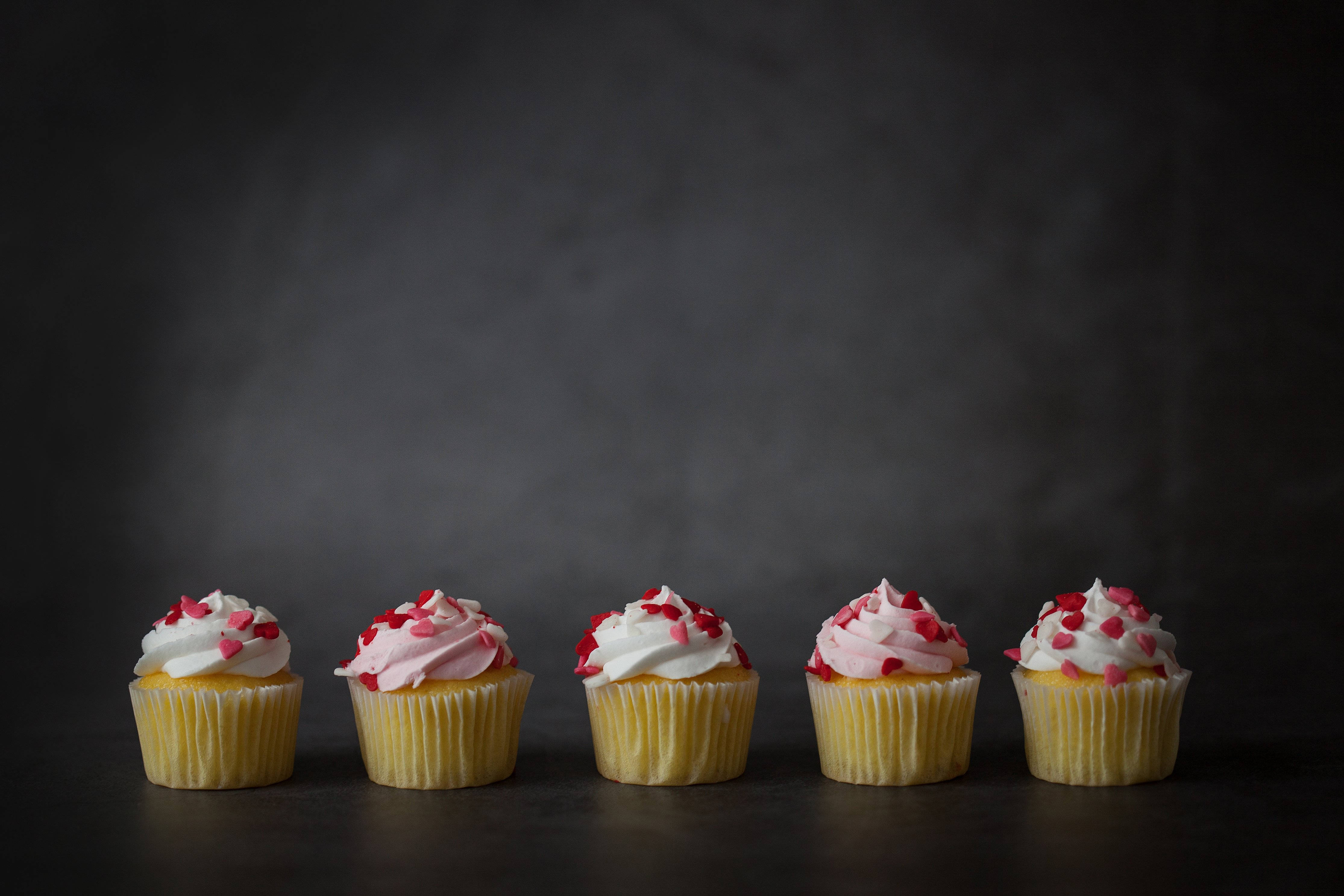 Cute Valentine's Day Sweet Cupcakes, pink and white frosting, red sprinkles, 4K Desktop Wallpaper