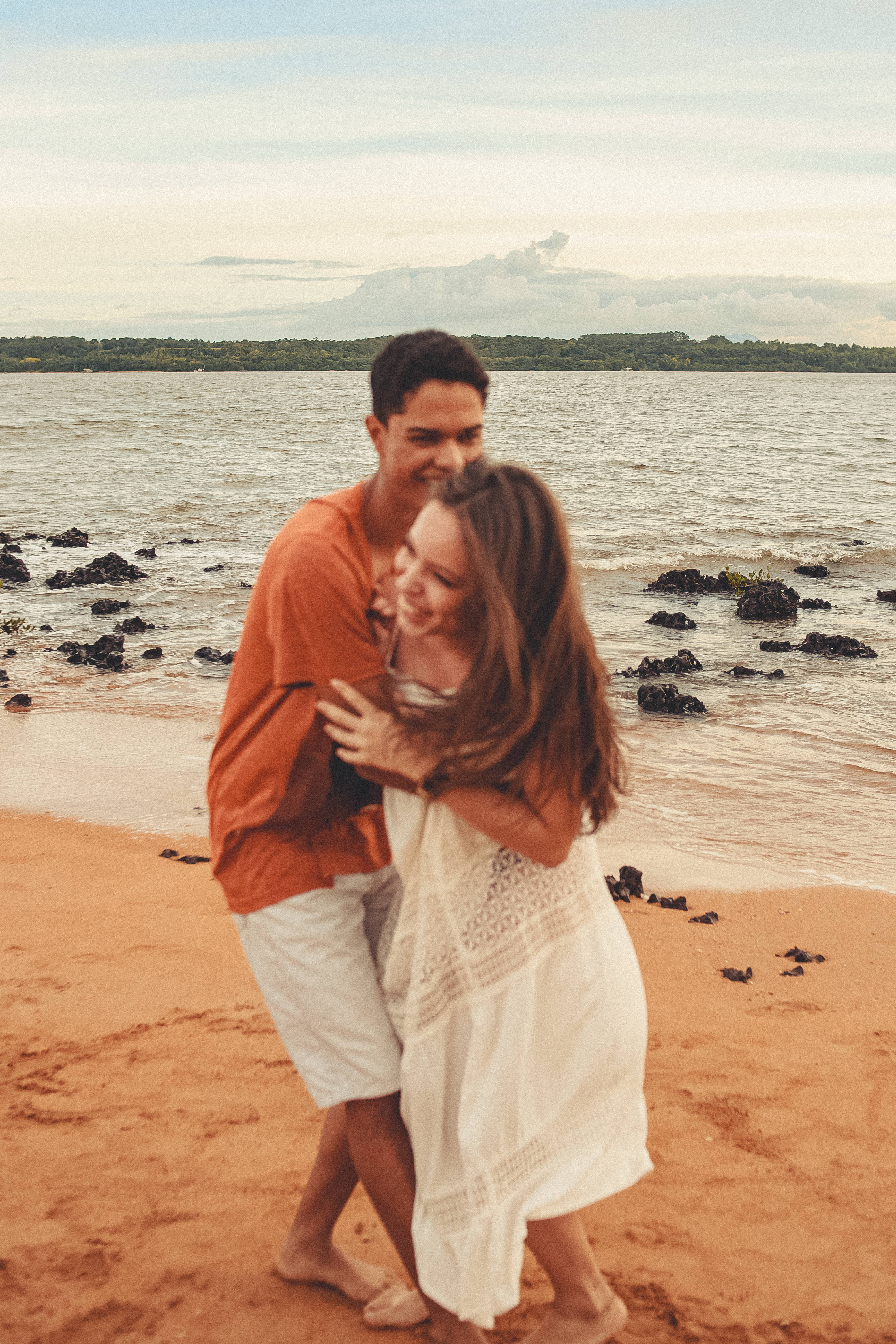 Cute Valentine's Day Beach Couple, sandy beach, calm water, 4K Phone Wallpaper