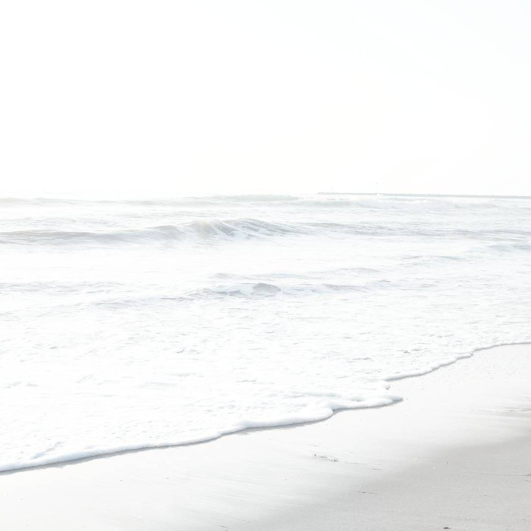 cute white aesthetic, seashore, pale sandy shore, SD Desktop Wallpaper