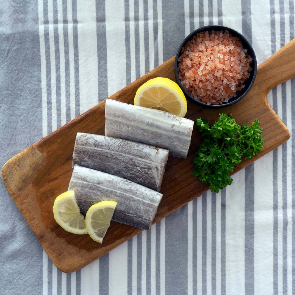 Cutlassfish, wooden cutting board, striped cloth, SD Desktop Wallpaper