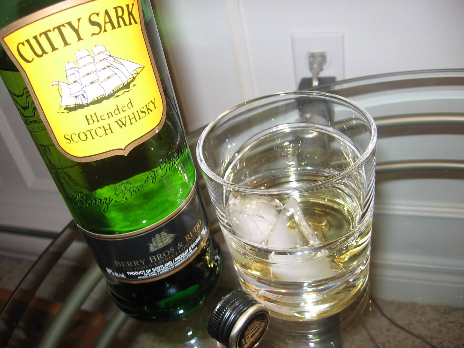 Cutty Sark, green bottle, rocks glass, HD Desktop Wallpaper