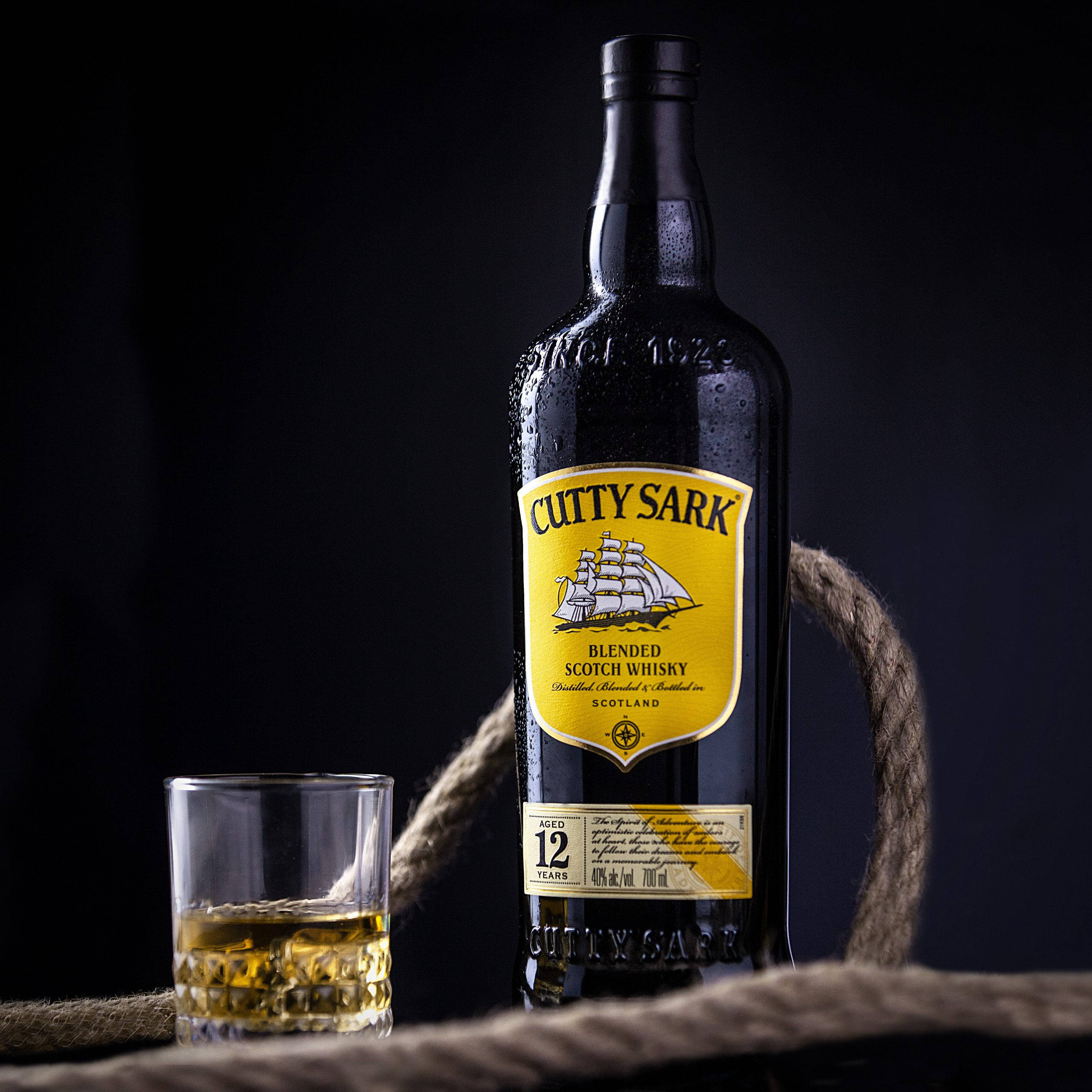 Cutty Sark, whisky, amber liquid, 2K Desktop Wallpaper