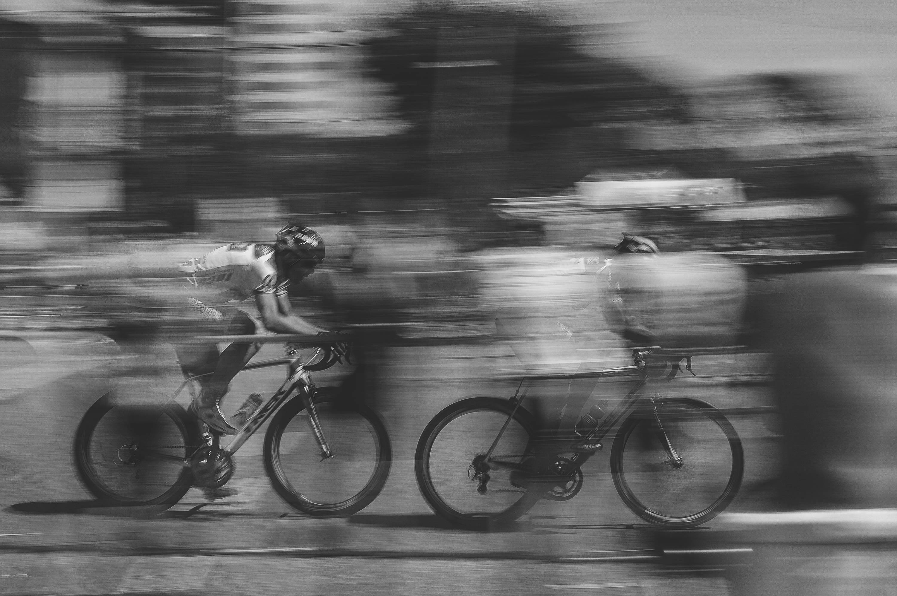 grayscale, cycling, motion photography, 2K Desktop Wallpaper