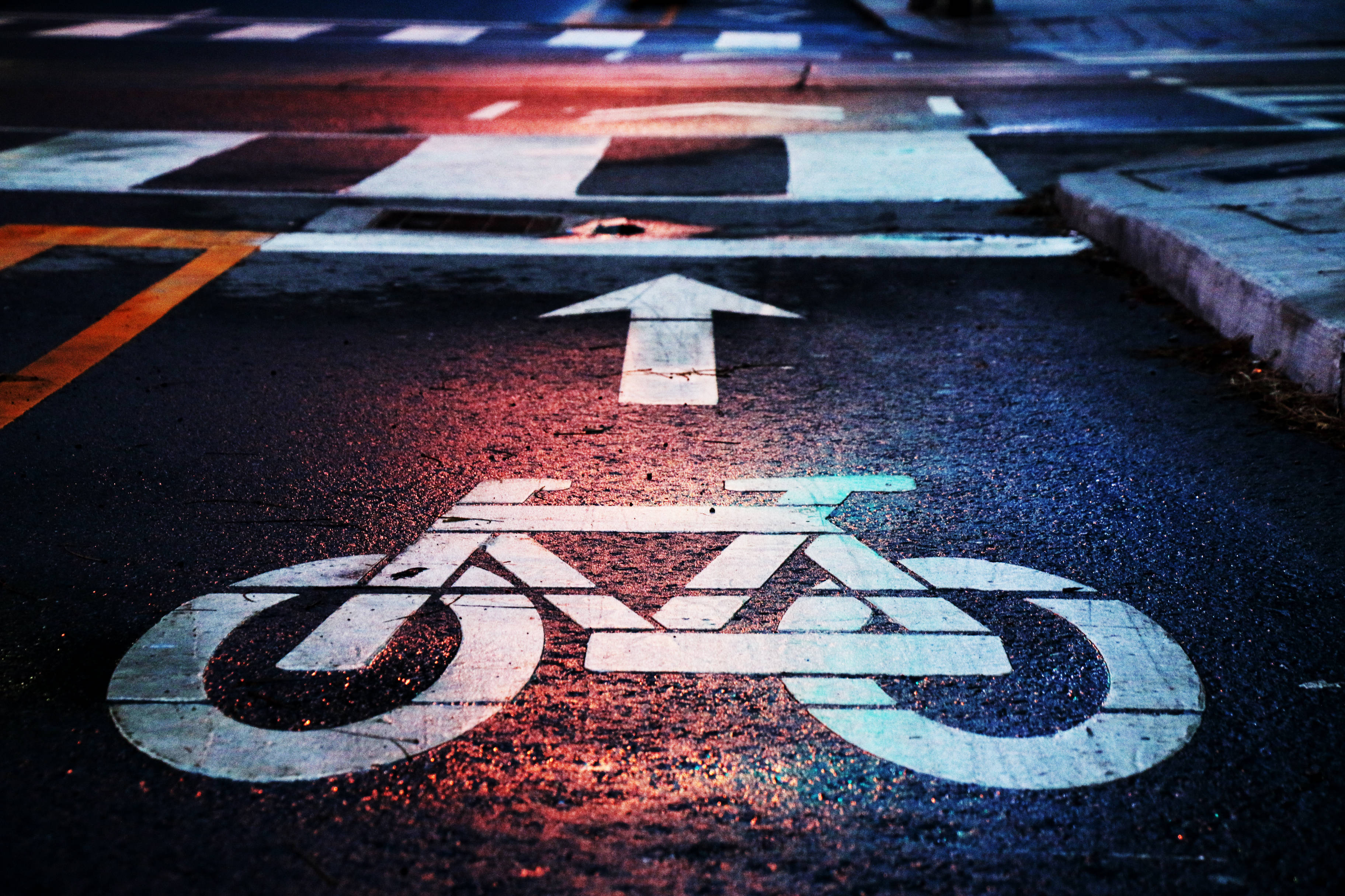 cycling lane sign, white bicycle lane symbol, arrow, 2K Desktop Wallpaper