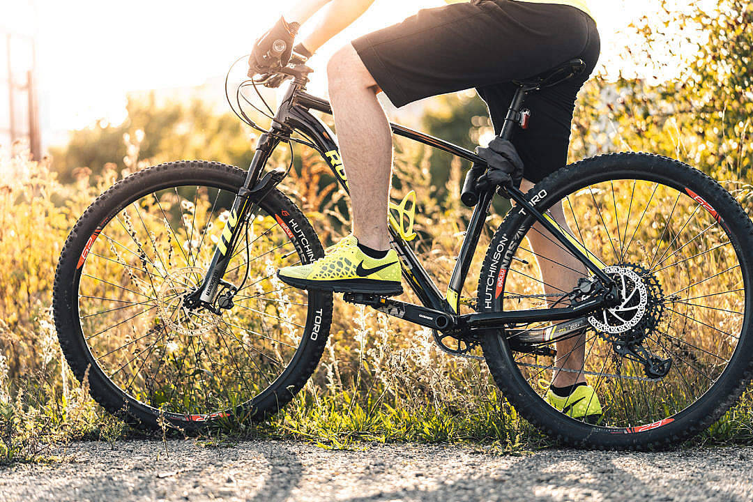 yellow Nike shoes, black mountain bike, golden sunlight, SD Desktop Wallpaper