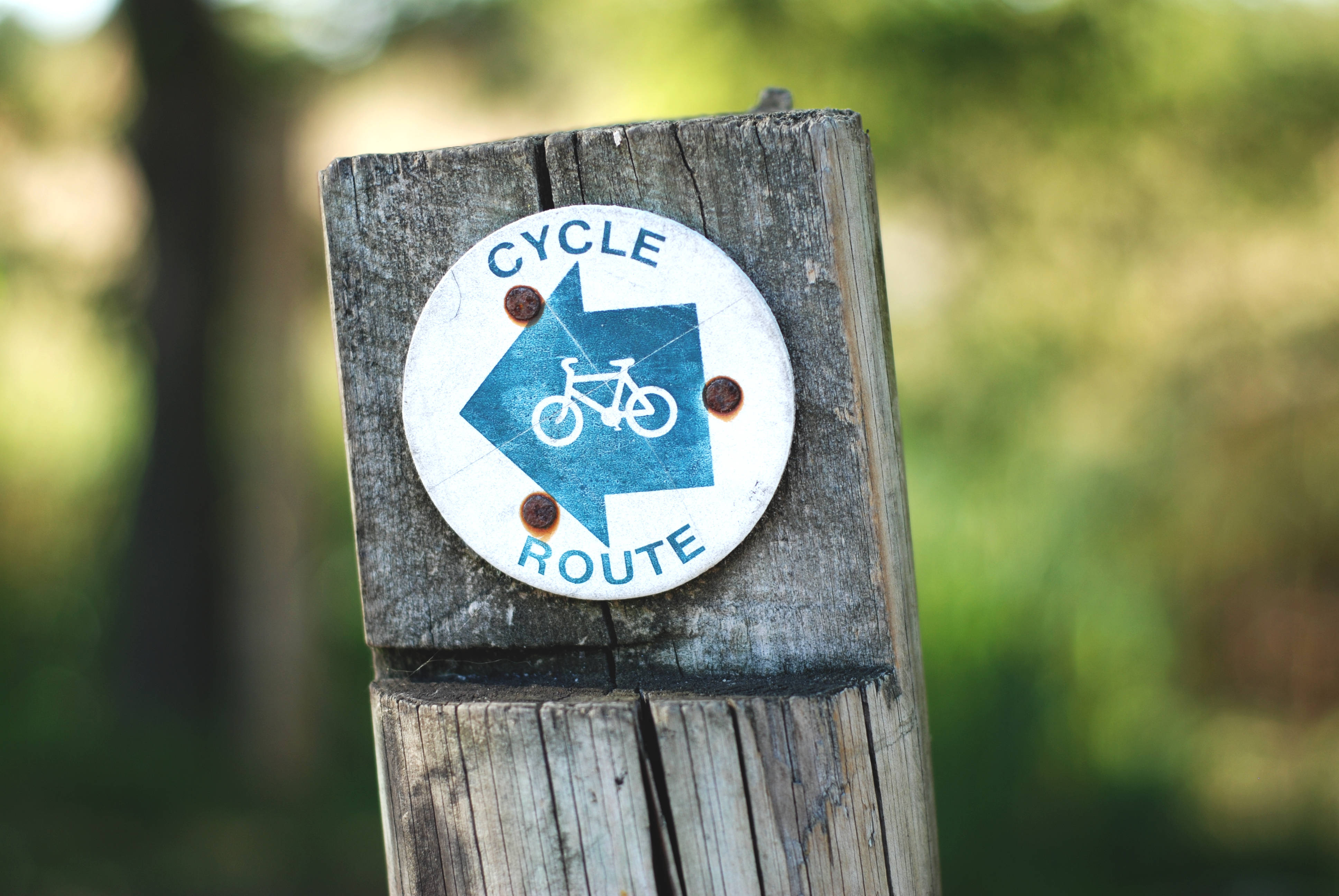 cycling route sign, wooden post, circular blue and white sign, 4K Desktop Wallpaper