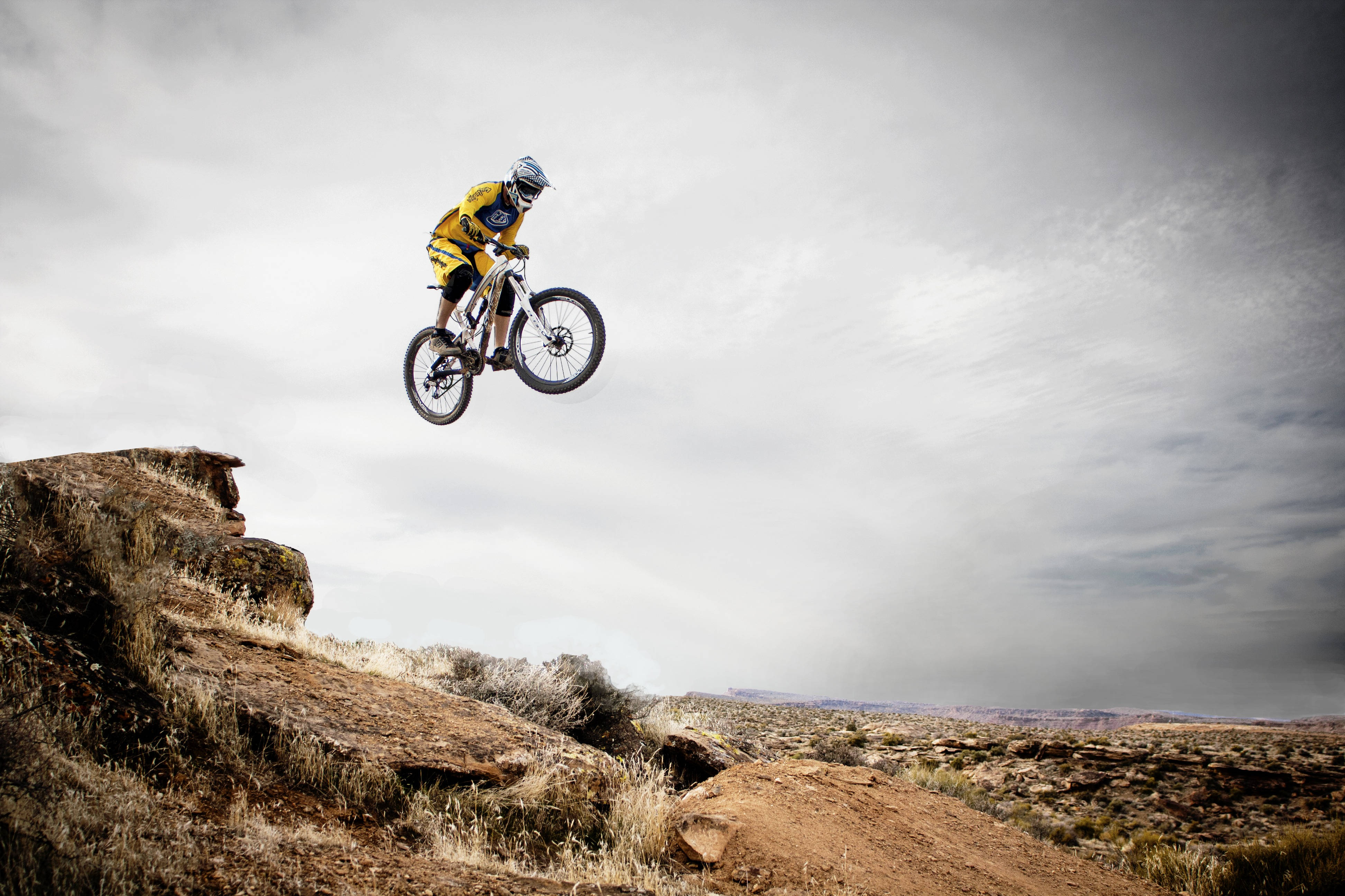 yellow jersey, rocky desert trail, cloudy sky, 4K Desktop Wallpaper